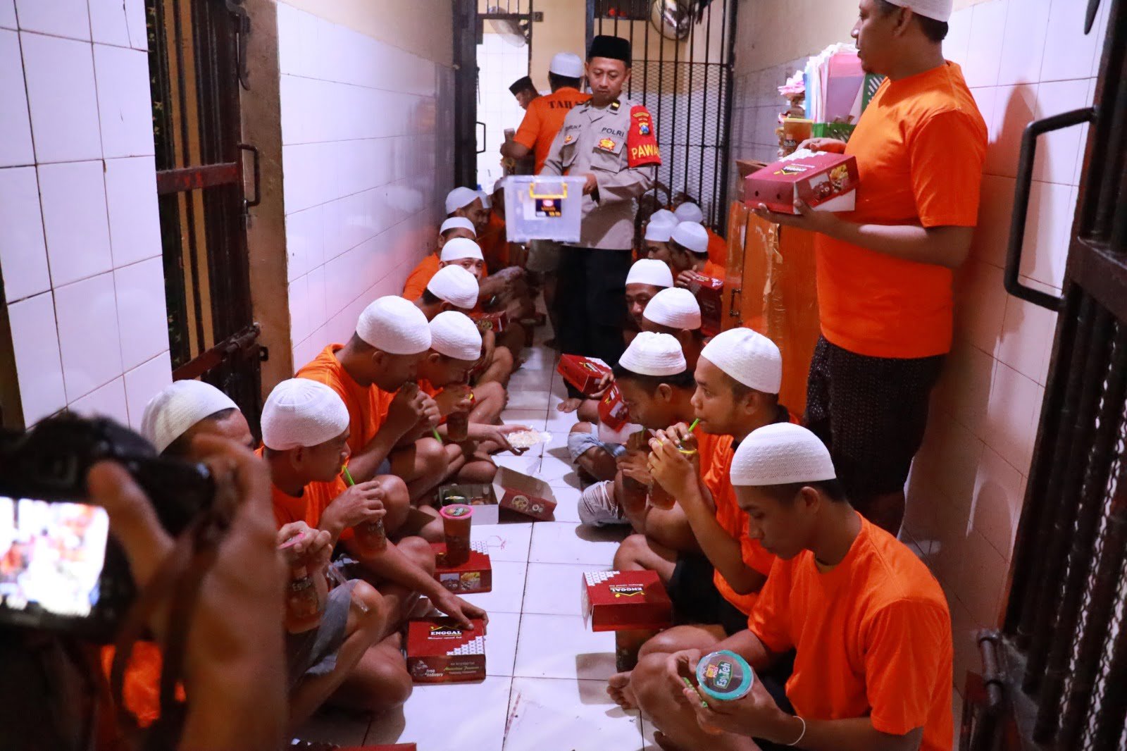 Polres Pelabuhan Tanjung Perak bersama seluruh jajaran memanfaatkan masa bulan ramadhan untuk membangun keakraban antara polisi dan para binaan tahanan.