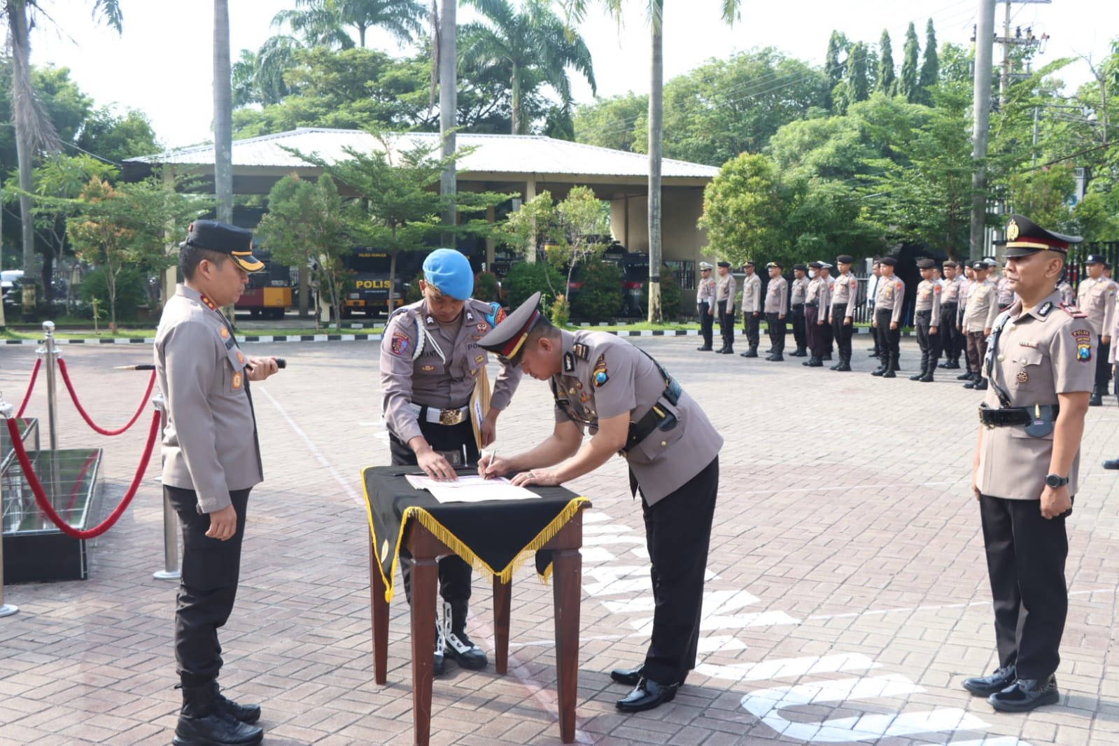 Kapolres Nganjuk, AKBP Muhammad, S.H., S.I.K., M.Si., memimpin upacara serah terima jabatan Kasat Intelkam. Upacara dilaksanakan di lapangan apel Polres Nganjuk, dihadiri oleh Pejabat Utama (PJU), Kapolsek jajaran Polres Nganjuk dan anggota Polres Nganjuk, Kamis (28/04/2024).