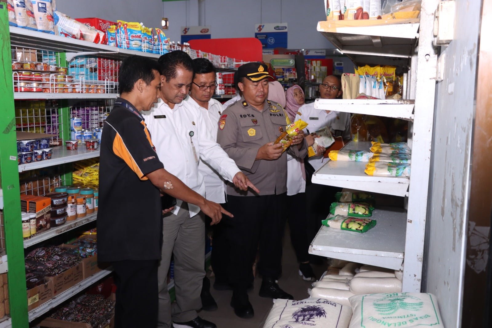 Dalam upaya mengendalikan inflasi dan memastikan ketersediaan serta kualitas bahan pangan, Satgas Pangan Polres Ponorogo bersama Tim Pemantau Inflasi Daerah (TPID) Kabupaten Ponorogo melakukan inspeksi mendadak (sidak) di sejumlah pasar.