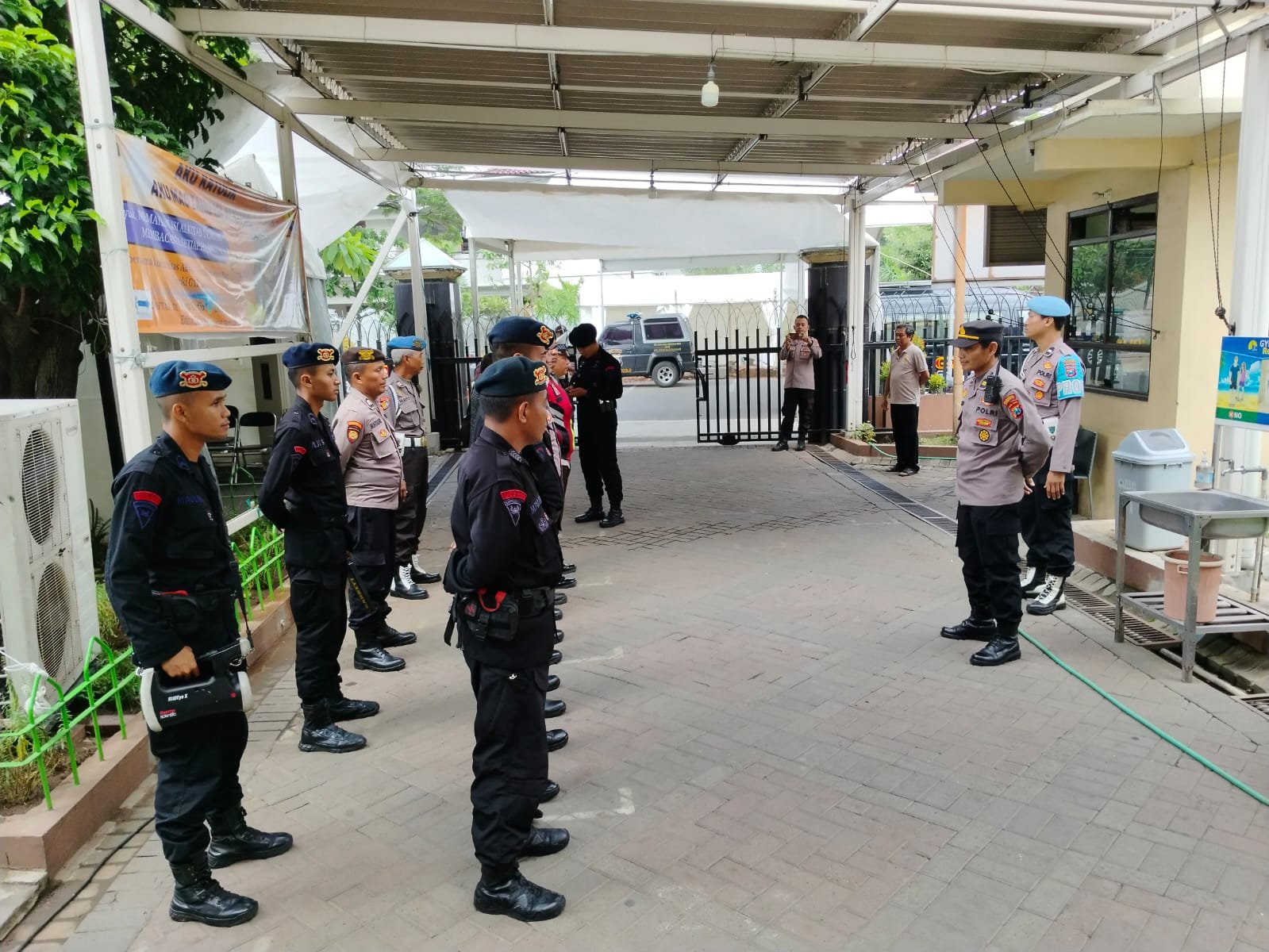 Detasemen II Jibom Satbrimob Polda Jatim melakukan sterilisasi di sejumlah Gereja yang ada di Surabaya menjelang ibadah Jumat Agung dan perayaan Paskah.