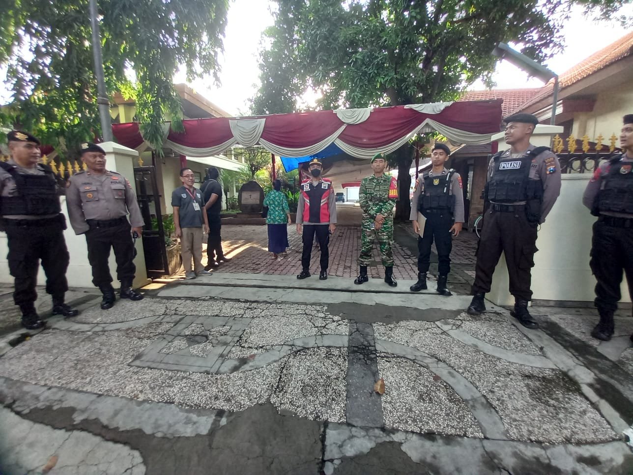 Kapolres Nganjuk AKBP Muhammad, S.H., S.I.K., M.Si, memilih langkah preventif dalam mengamankan libur Paskah 2024 dengan menggelar patroli skala besar yang melibatkan puluhan anggota gabungan Polres dan Polsek, Jum’at (29/03/2024).