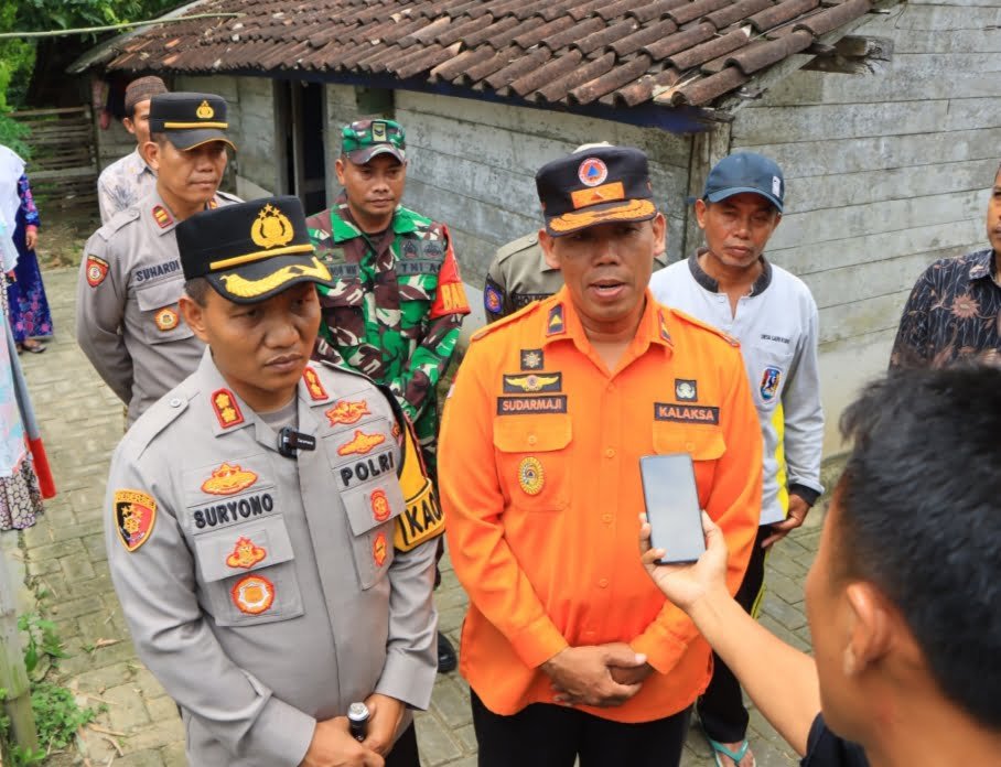 Pasca Gempa di Tuban, Kapolres bersama Kalaksa BPBD Datangi Korban Dan Beri Bantuan