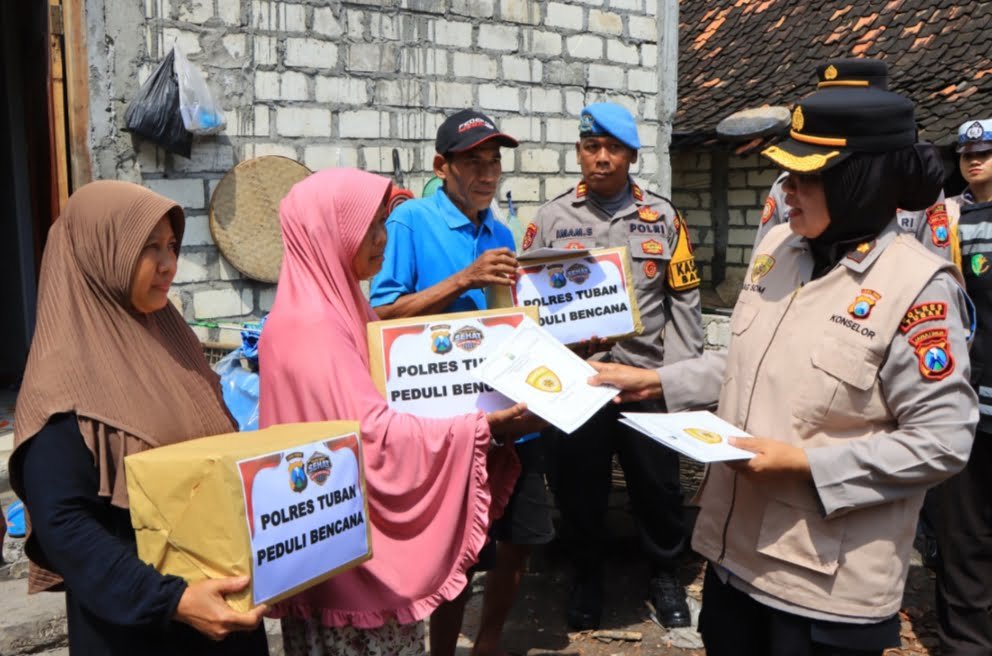 Kapolres Tuban Bersama Kalaksa BPBD Mengunjungi Dan Memberikan Bantuan