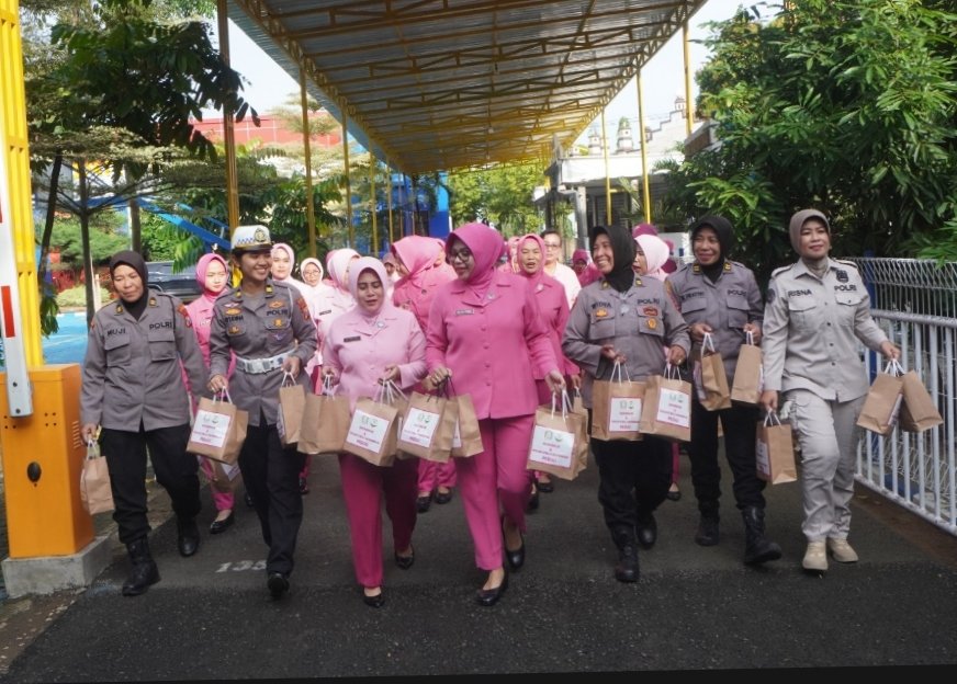 Ramadhan Berkah Polres Bangkalan dan Bhayangkari Berbagi Takjil 