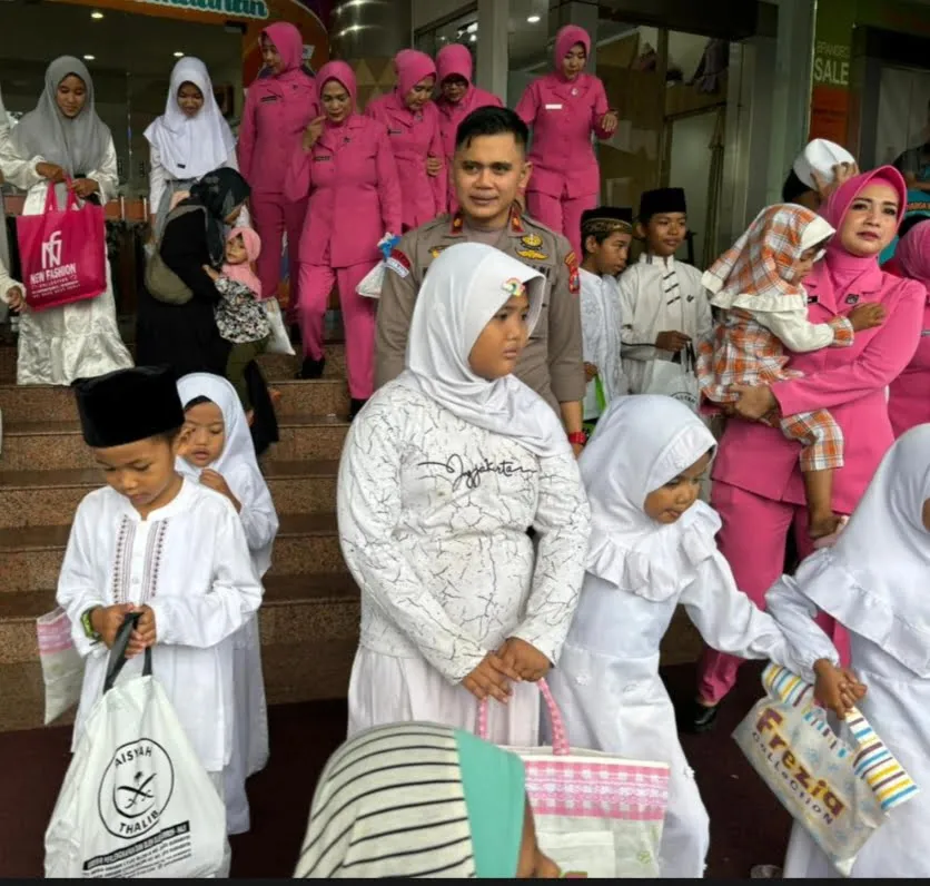 Polsek Simokerto Tebar Kebahagiaan Di Bulan Ramadan 1445 H Dengan Santunan Dan Belanja Baju Baru Untuk Anak Yatim Piatu