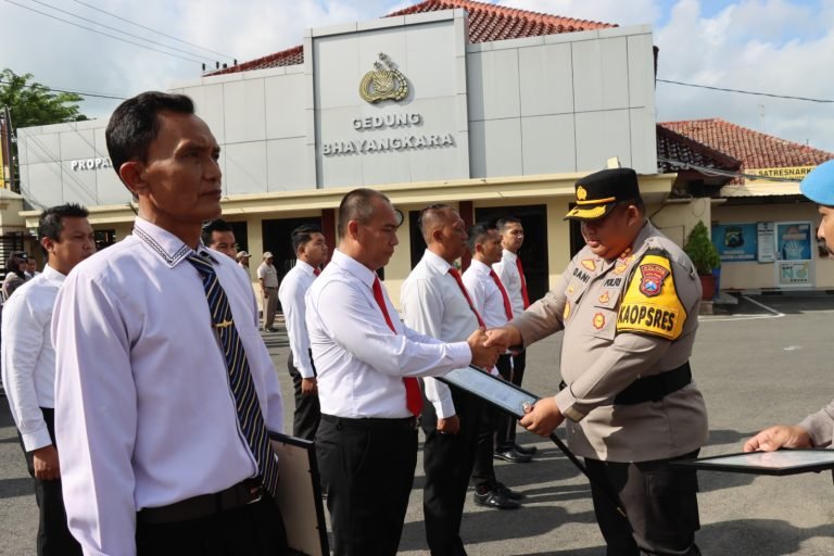 Ungkap Kasus Narkoba Seberat 498,88 gram, 13 Personil Polres Pamekasan Mendapatkan Penghargaan