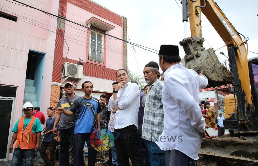 Wali Kota Surabaya, Eri Cahyadi, meninjau lokasi pengerjaan box culvert saluran di kawasan Jalan Dukuh Kupang Gang Barat, Kelurahan Dukuh Kupang, Kecamatan Dukuh Pakis, Jumat (5/4/2024). Di lokasi, Wali Kota Eri turut menyampaikan permintaan maaf kepada warga karena sempat terjadi genangan kemarin Kamis (4/4/2024) malam.