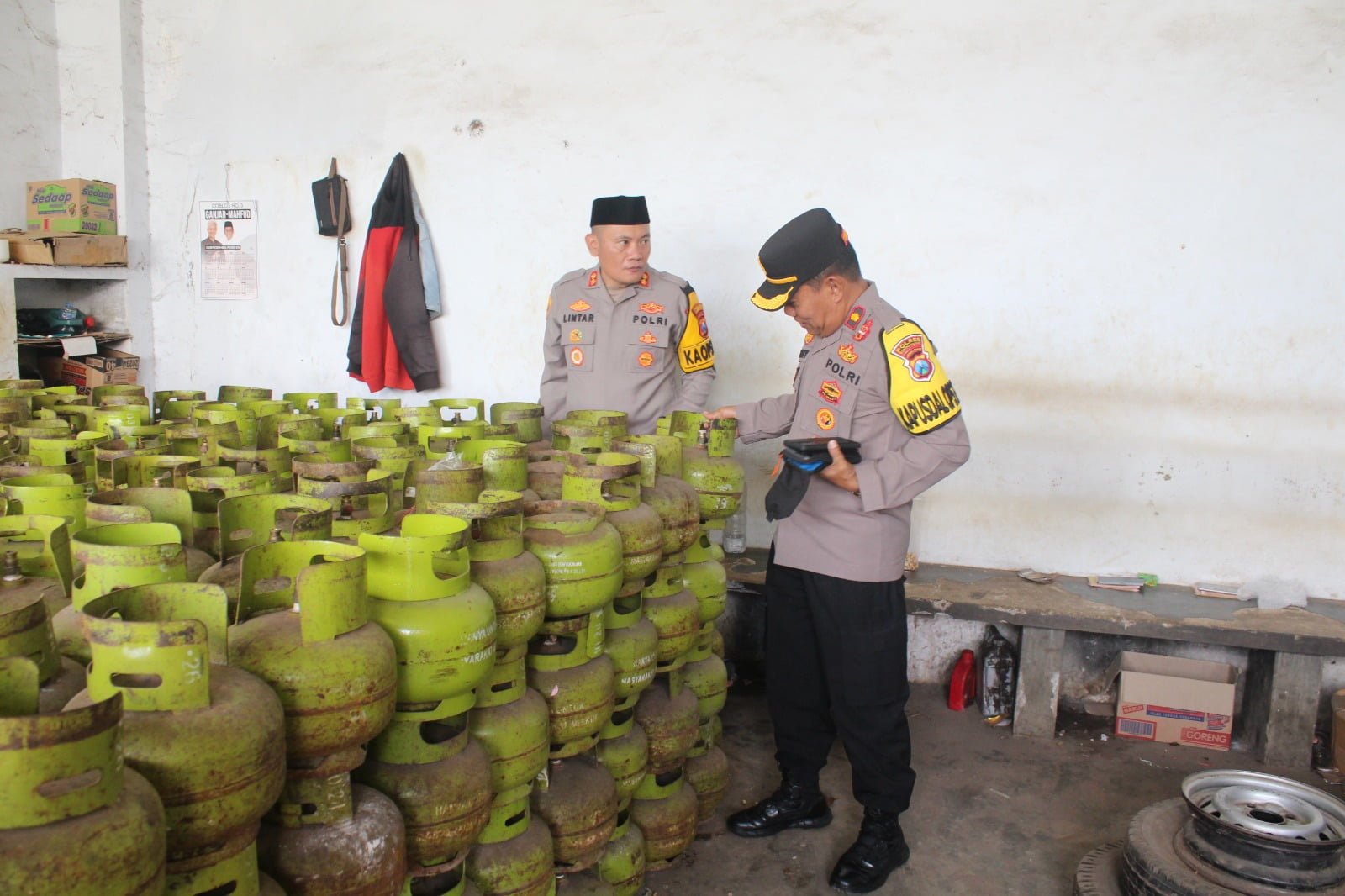 Adanya keluhan gas melon atau elpiji 3 kilogram bersubsidi, membuat masyarakat resah saat ramadhan menjelang lebaran. Mengantisipasi hal tersebut, Polres Bondowoso melaksanakan inspeksi mendadak atau sidak elpiji di sejumlah toko, agen, hingga pangkalan di pasar induk Kecamatan Kota Kabupaten Bondowoso.