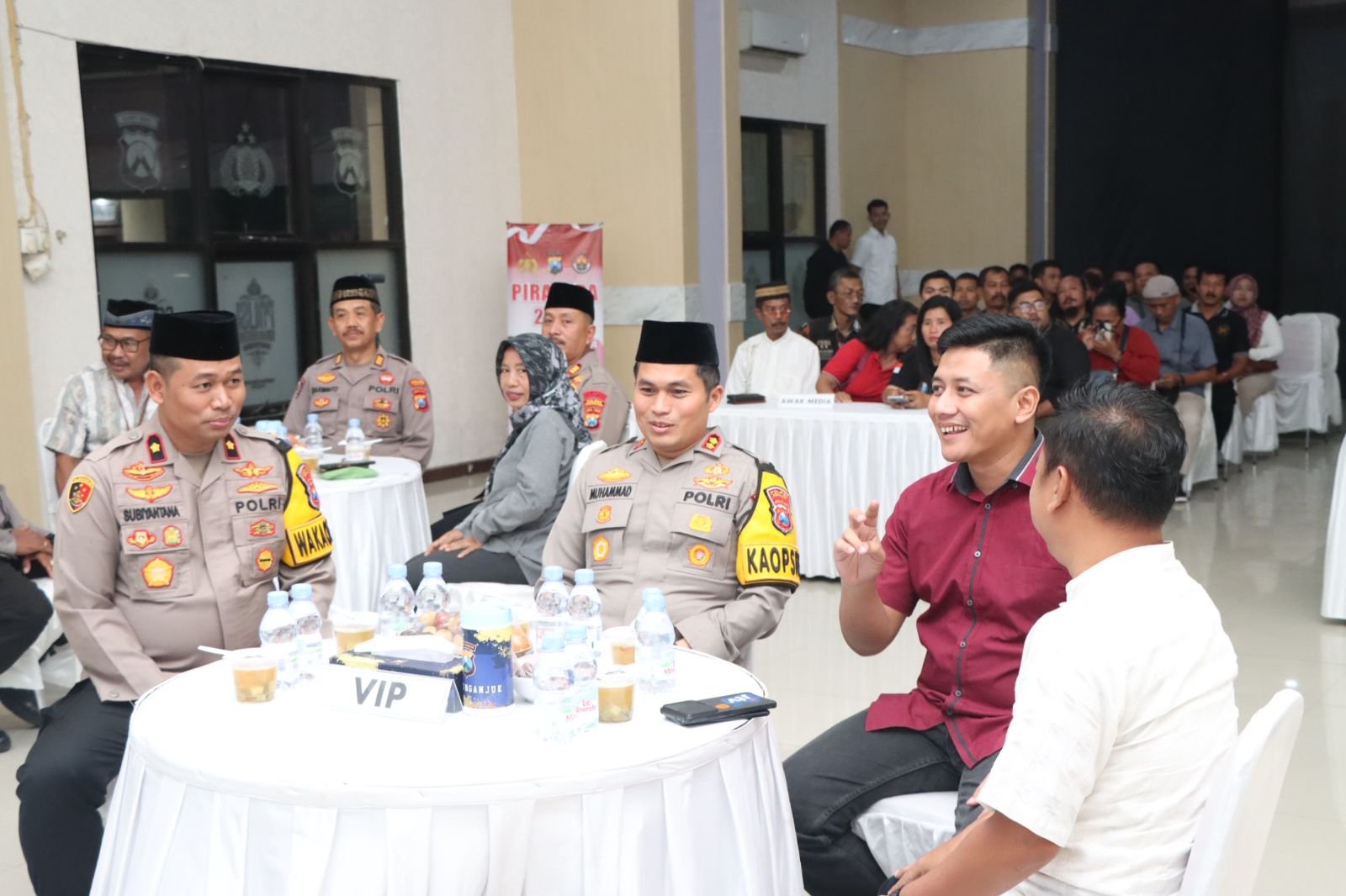 AKBP Muhammad, S.H., S.I.K., M.Si., didampingi Wakapolres Nganjuk dan Pejabat Utama(PJU) melaksanakan buka bersama dengan wartawan kelompok kerja Polres Nganjuk, acara dilaksanakan di aula Tantya Sudhirajati, Senin(01/04/2024). 
