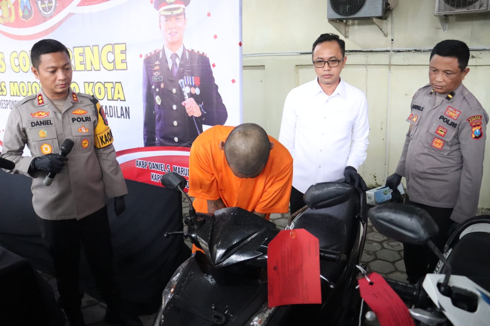 Sebanyak 3 terduga pelaku spesialis Curanmor yang sudah beraksi di 15 TKP, berhasil dibekuk oleh Satreskrim Polres Mojokerto Kota.