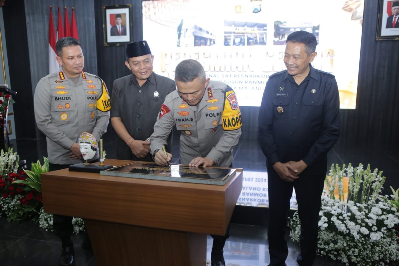 Kapolda Jawa Timur Irjen Pol Drs. Imam Sugianto, M.Si meresmikan Gedung Opsnal milik Polresta Malang Kota disaksikan oleh jajaran forkopimda Kota Malang, Selasa (2/4/2024).