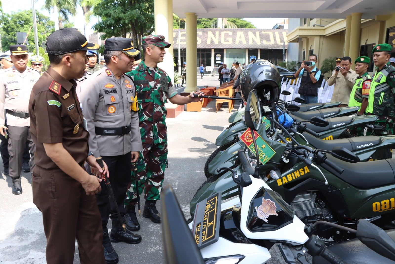 Polres Nganjuk menggelar Apel Gelar pasukan Operasi Ketupat Semeru 2024 menjelang Hari Raya Idul Fitri 1445 H. Apel digelar di halaman apel Mapolres Nganjuk dipimpin langsung oleh Kapolres Nganjuk AKBP Muhammad, S.H., S.I.K., M.Si., Rabu (03/04/2024). 
