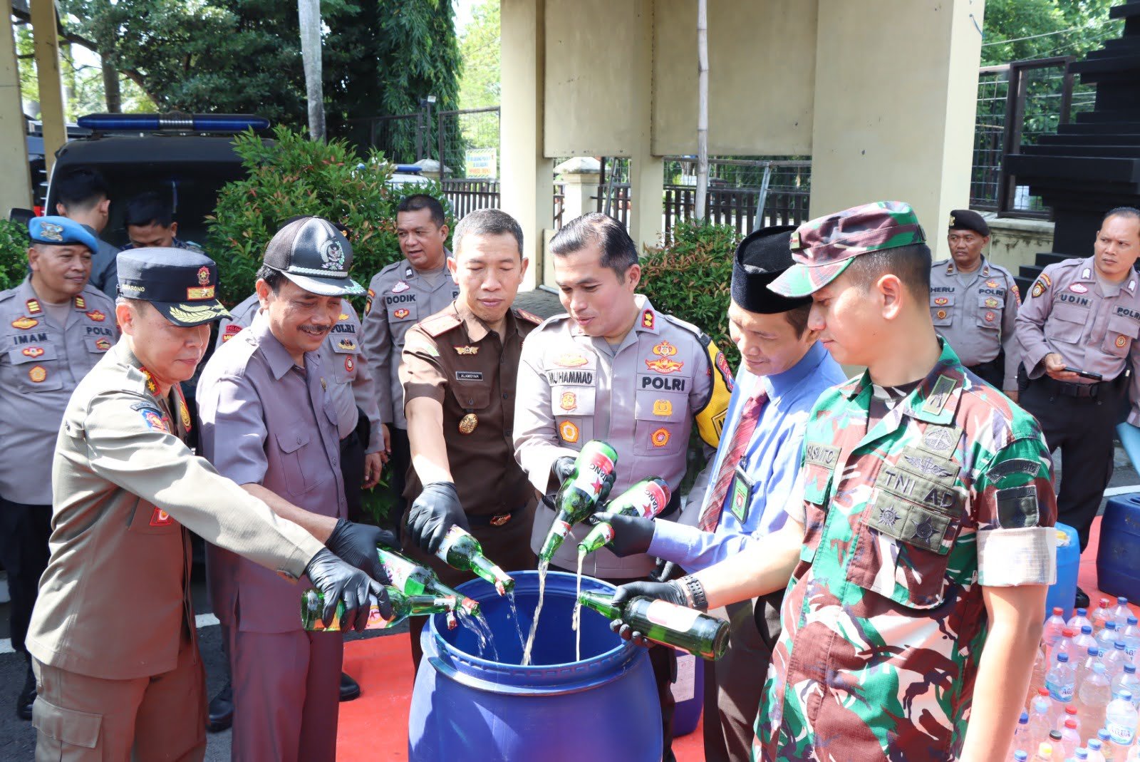 Kapolres Nganjuk AKBP Muhammad, S.H., S.I.K., M.Si., bersama Forum Koordinasi Pimpinan Daerah (FORKOPIMDA) dengan didampingi Wakapolres, Pejabat Utama (PJU) serta Kapolsek jajaran Polres Nganjuk melaksanakan pemusnahan barang bukti hasil pelaksanaan Operasi Pekat Semeru 2024, Pemusnahan digelar di halaman apel Polres Nganjuk, Rabu (03/04/2024).