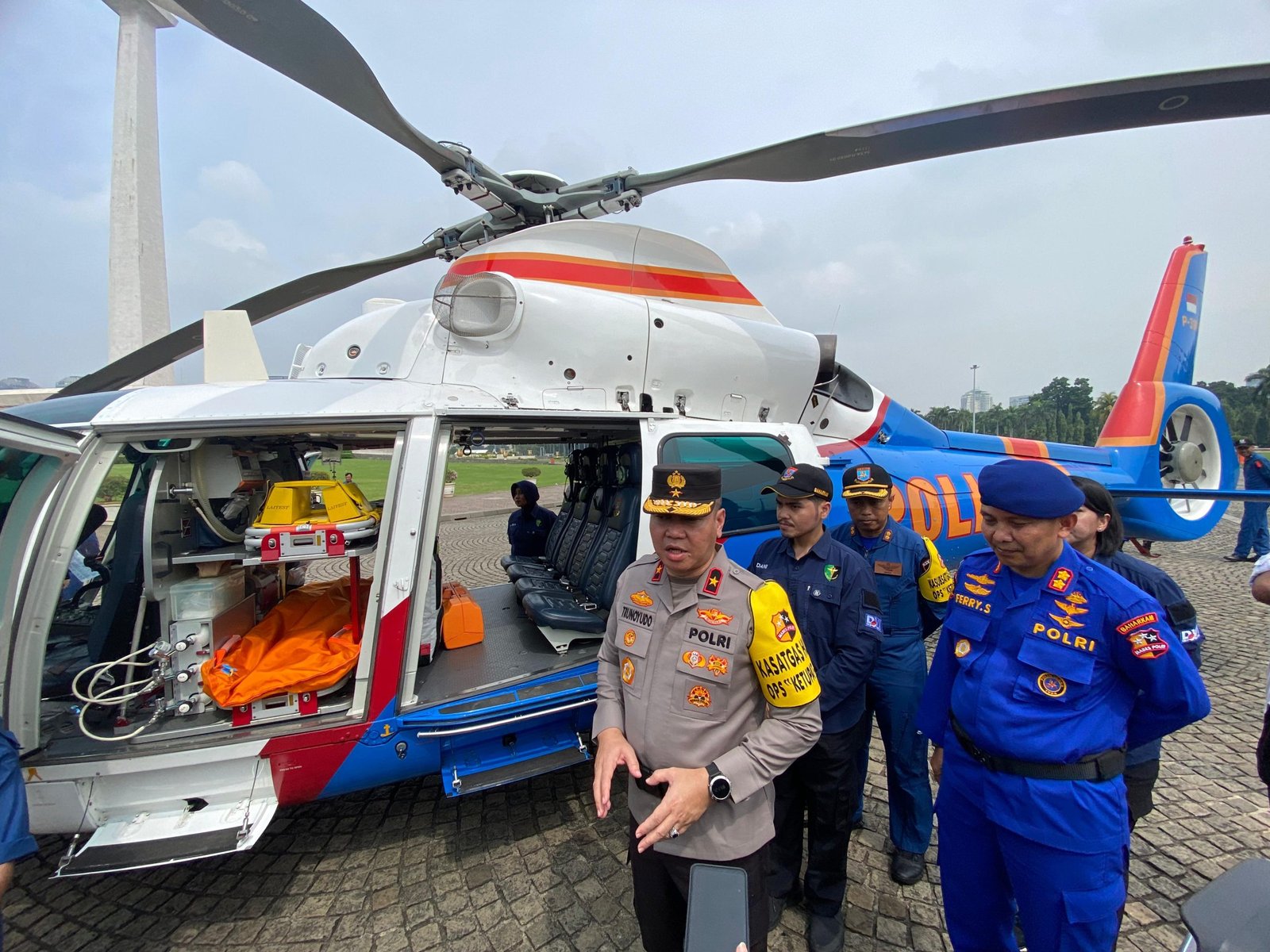 Polri telah menyiapkan 2 unit helikopter yang akan beroperasi menjadi ambulans udara guna menghadapi arus mudik dan balik Lebaran 2024. Dua helikopter dari Direktorat Polisi Udara ini bertugas mengevakuasi korban dalam pelaksanaan Operasi Ketupat 2024.