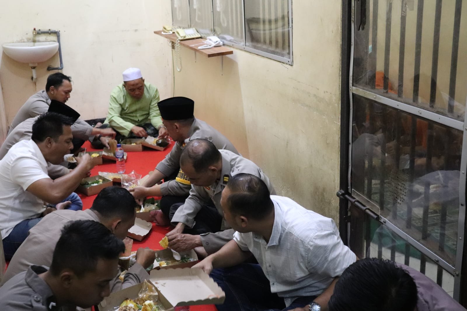 Indahnya semangat kebersamaan dalam bulan suci Ramadhan tergambar jelas dalam kegiatan yang diselenggarakan oleh Kepolisian Resor Batu Polda Jatim. 