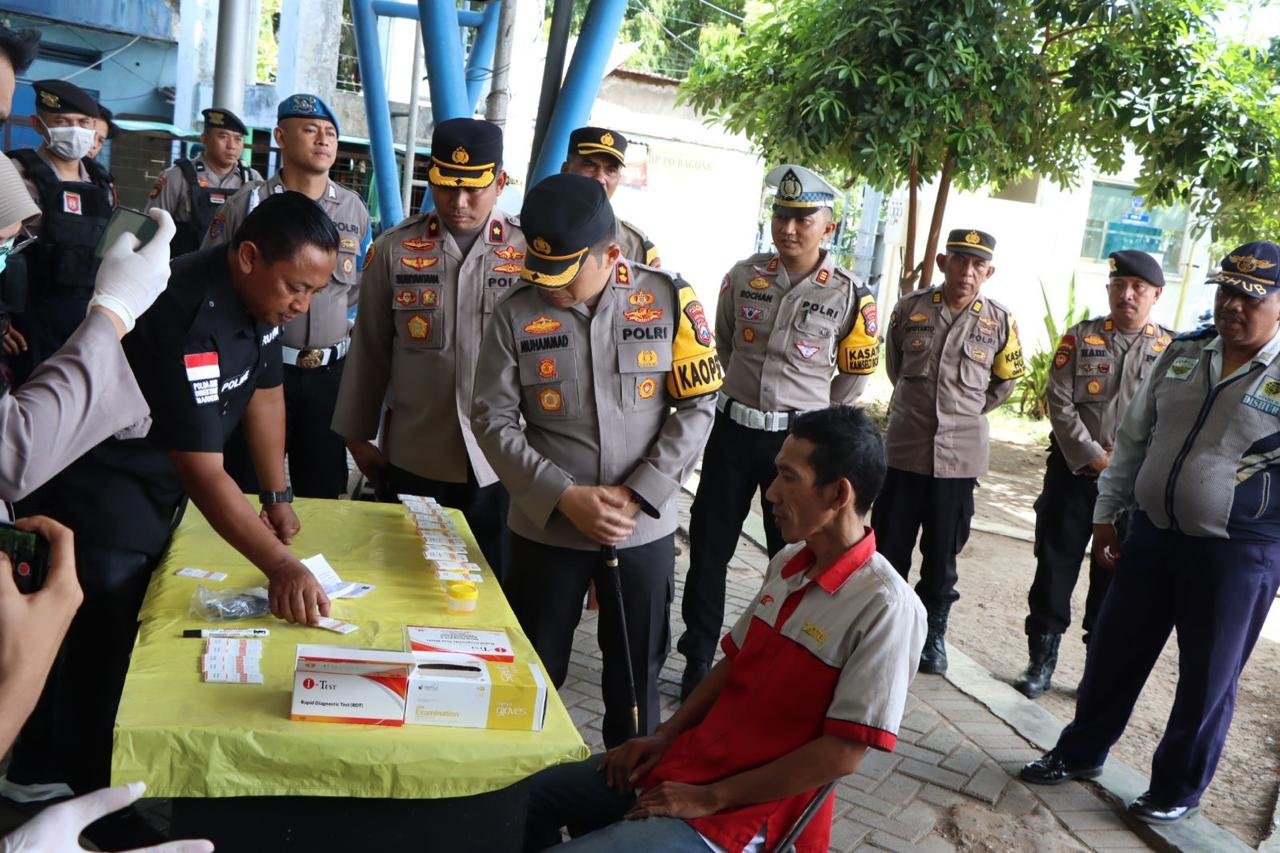 Kapolres Nganjuk AKBP Muhammad, S.H., S.I.K., M.Si., selaku Kaopres bekerja sama dengan pihak Rumah sakit Bhayangkara Nganjuk mengambil langkah preventif melakukan tes urin secara acak kepada para sopir angkutan umum, tes urin dilakukan di Terminal Bus Anjuk Ladang Nganjuk, Kamis (04/04/2024).
