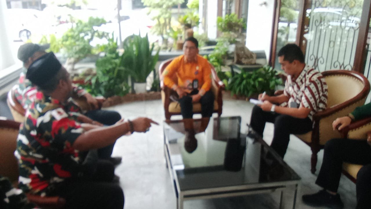 Ormas Laskar Merah Putih ( LMP ) turun lapangan dikarenakan kecintaannya pada Republik Indonesia,NKRI Harga Mati,menindaklanjuti dengan adanya isu Nasional terkait Provinsi Papua yang ingin Merdeka dari Kesatuan Republik Indonesia dan adanya pelanggaran HAM yang ditujukan kepada TNI POLRI di Papua. Surabaya,Kamis ( 4/4/2024 ) siang hari di kantor Menkumham jalan Kayoon Surabaya.