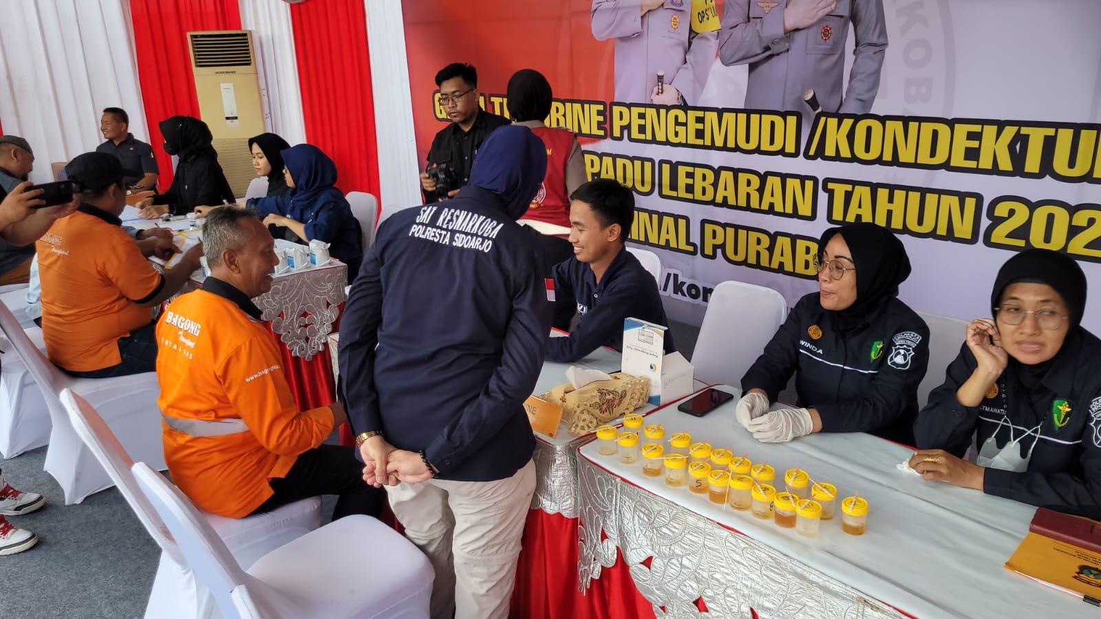 Memasuki musim mudik Lebaran Idul Fitri 2024, Polda Jawa Timur dan Satresnarkoba Polresta Sidoarjo melakukan pemeriksaan kesehatan dan tes urine bagi kru bus terdiri dari sopir dan kondektur di Terminal Purabaya, Bungurasih, Sidoarjo Jawa Timur, Kamis (4/4/2024).