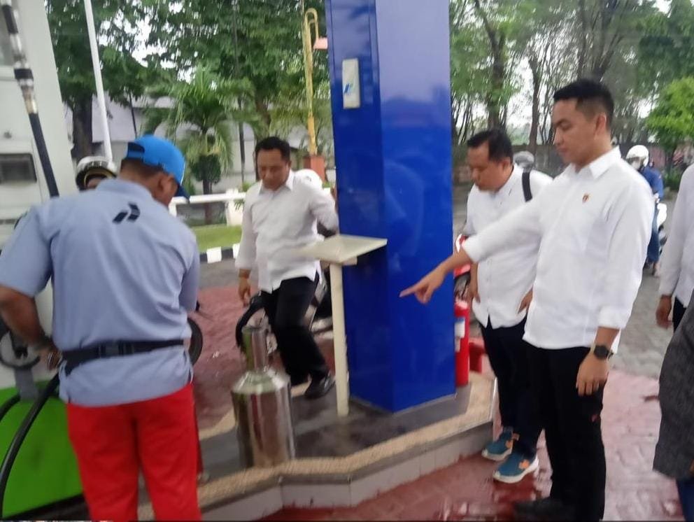 Sempat viral kejadian SPBU yang melakukan kecurangan pengisian BBM kepada konsumen di Jawa Barat bahkan ada yang tercampur dengan air yang sangat merugikan masyarakat. 