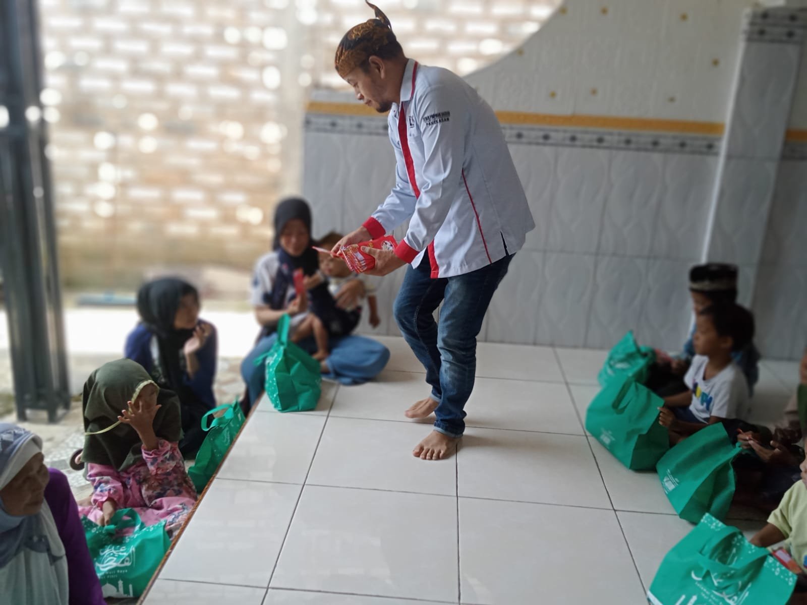 Dewan Pimpinan Daerah ( DPD) Lumbung Informasi Rakyat ( LIRA ) Kabupaten Pamekasan berikan Bantuan Sosial (Bansos) berupa sembako gratis kepada Kaum Duafa dan Fakir Miskin juga anak yatim,Jum'at (05/04/2024).