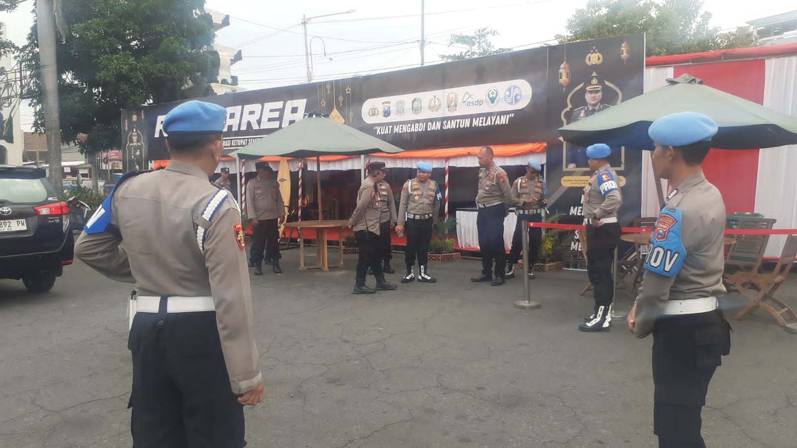 Kepolisian Resor Kota (Polresta) Banyuwangi Polda Jatim membuka 10 Posko untuk mengamankan arus mudik Idul Fitri 2024. Posko ini akan disiagakan selama gelaran operasi ketupat mulai tanggal 4-16 April. 