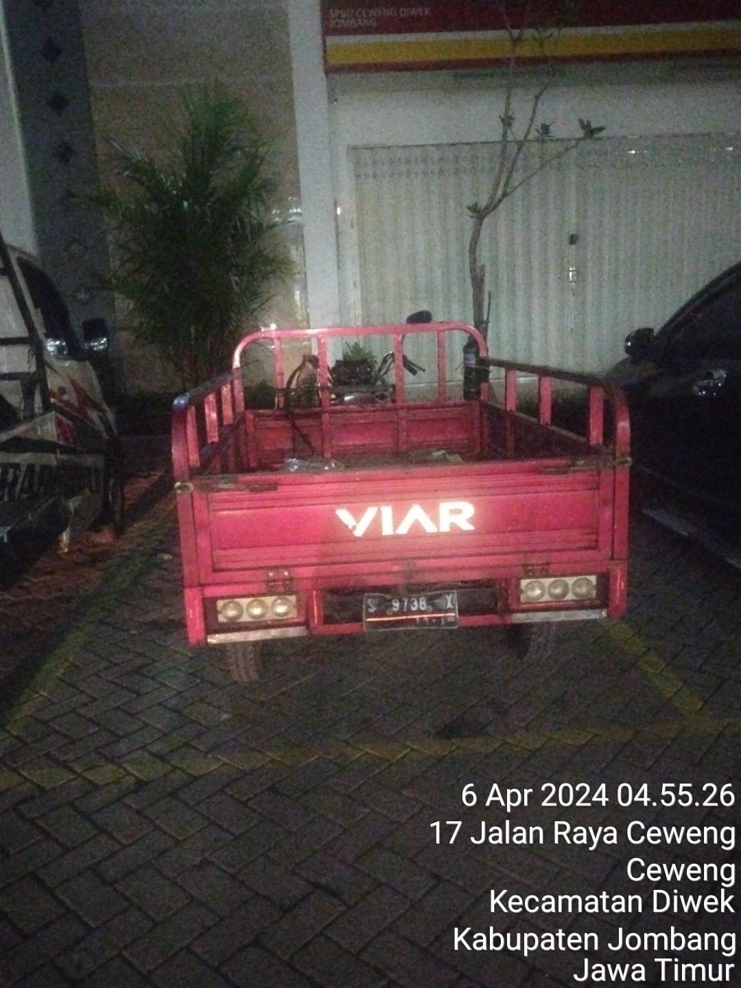 Menjelang Hari Raya Idul Fitri yang mana BBM sangat dibutuhkan oleh pemudik, di SPBU Diwek 5461404 malah bermain kepada tengkulak BBM Pertalite di daerah kawasan Polres Jombang, diduga menjadi tempat bagi pemain BBM bersubsidi.Sabtu (06/04/2024).