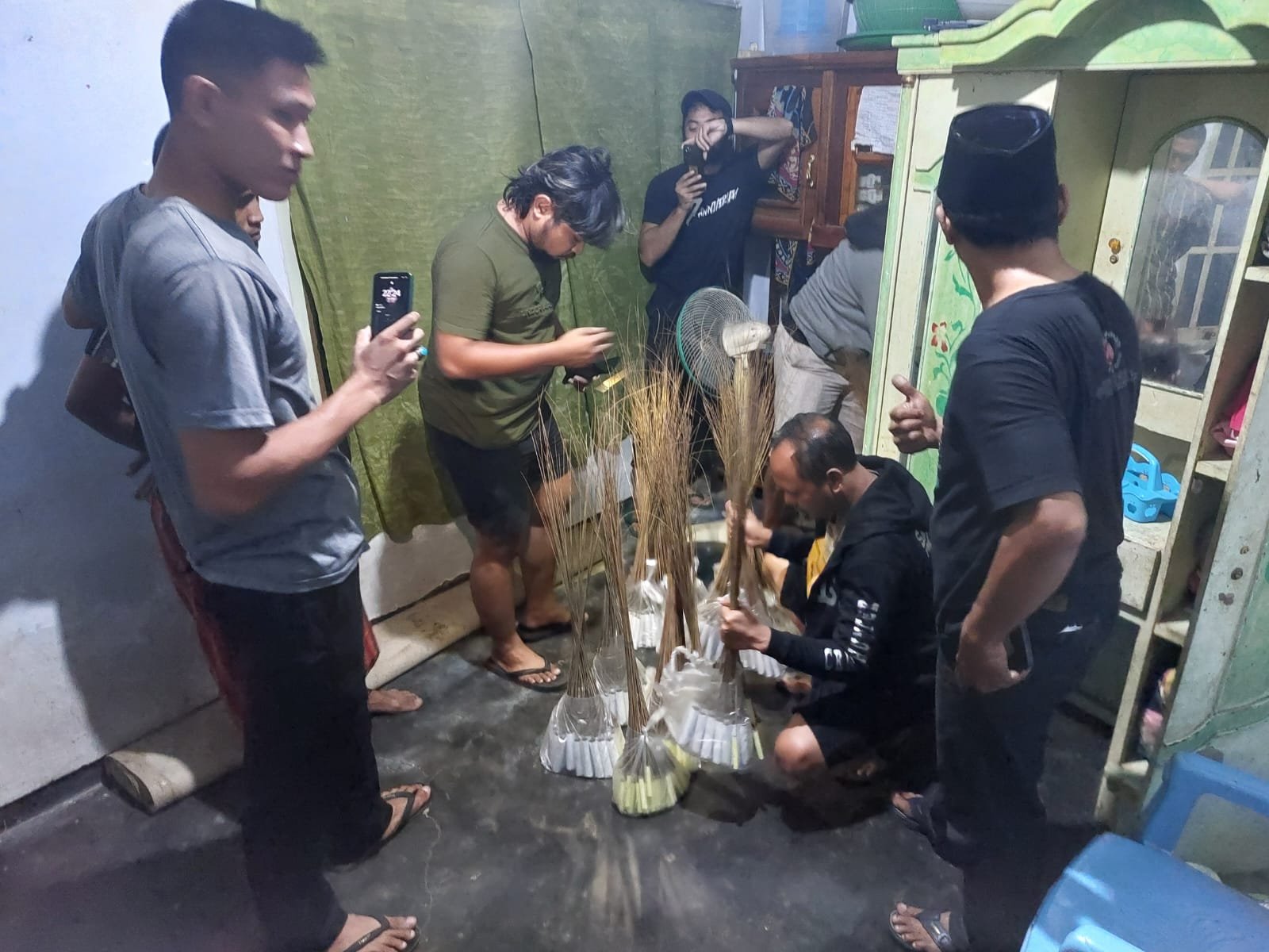 Menjelang lebaran Idul Fitri 1445 H, Polres Bangkalan Polda Jatim menggerebek rumah warga dan mengamankan ribuan petasan yang tidak memiliki izin edar.