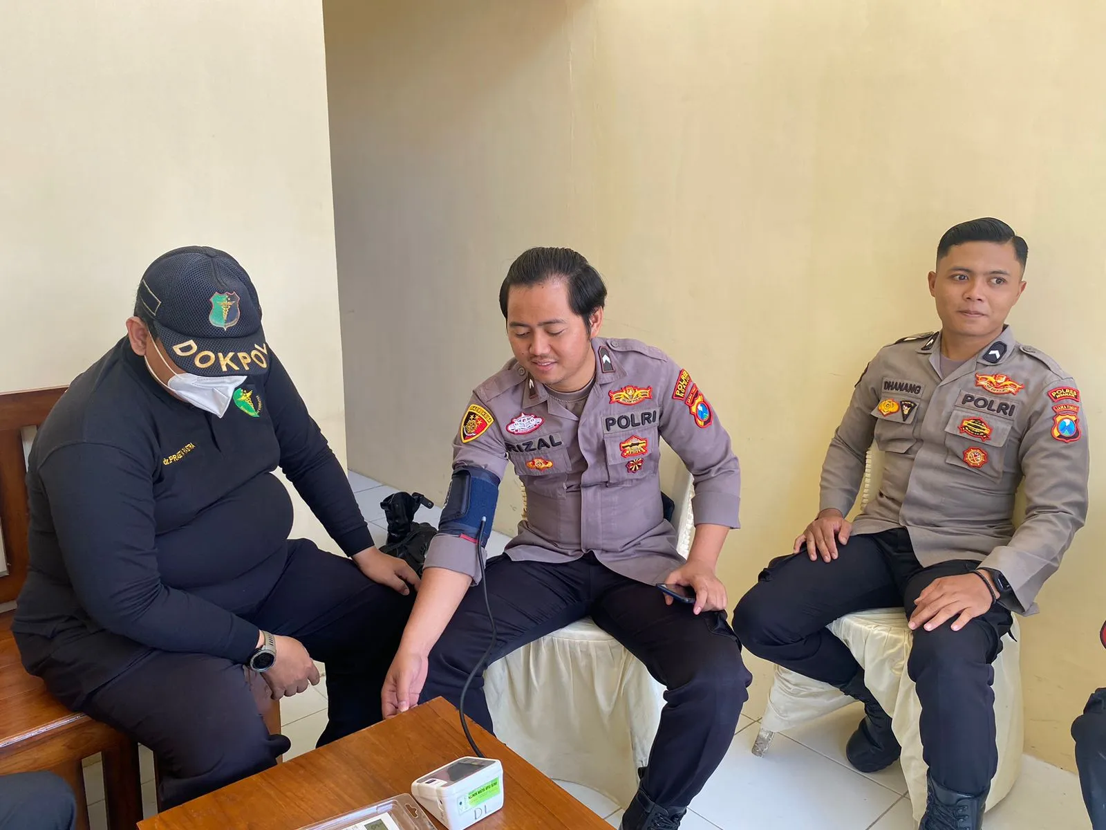 Kapolres Nganjuk Dorong Kesiapan Petugas Pam Operasi Ketupat 2024 dengan Pemberian Suplemen dan Cek Kesehatan 