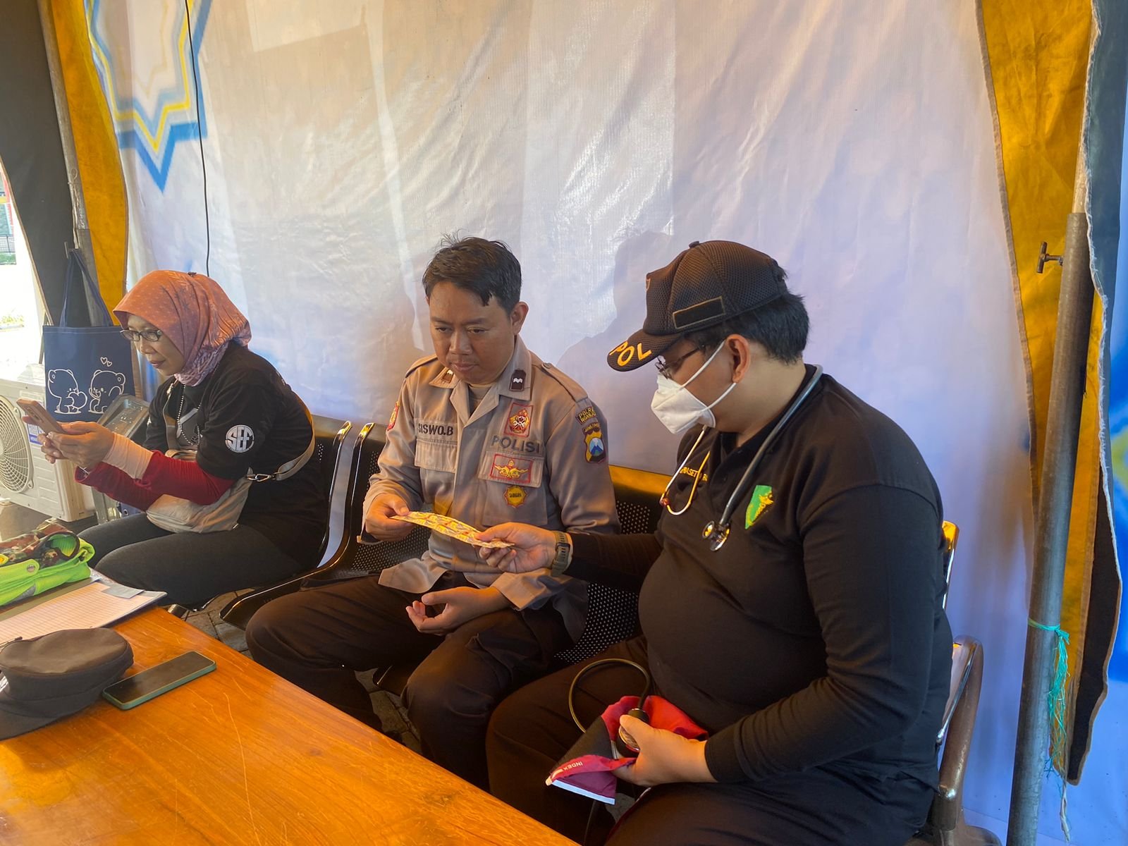 Kapolres Nganjuk AKBP Muhammad, S.H., S.I.K., M.Si., selaku Kaopres  memberikan suplemen dan vitamin kepada petugas Pam Operasi Ketupat Semeru 2024, Sabtu (06/04/2024). 
