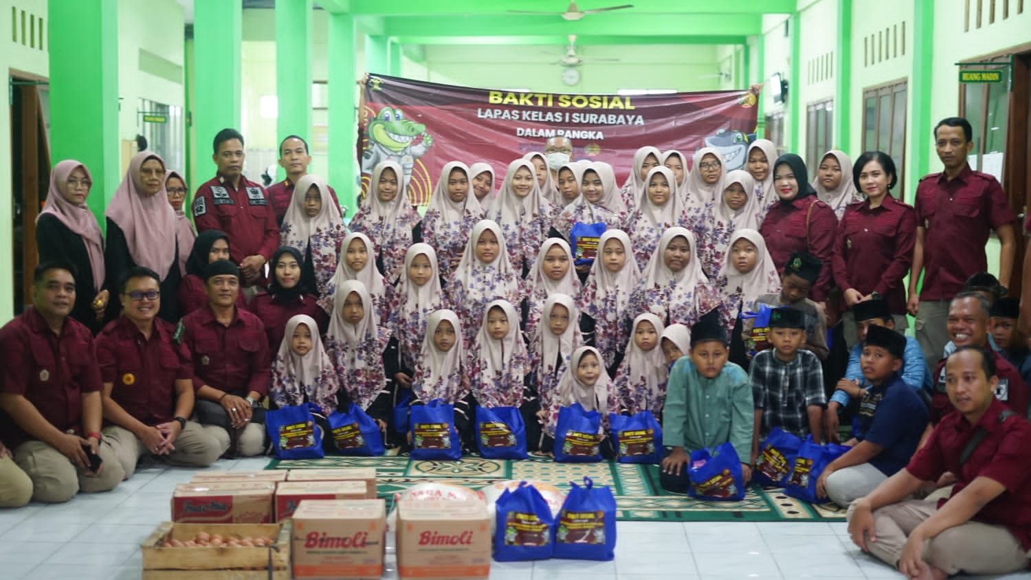 Peringatan Hari Bhakti Pemasyarakatan (HBP) ke-60 yang bertepatan dengan momen Ramadhan 1445 Hijriah, Petugas Lapas Porong bagikan takjil kepada kepada masyarakat disekitar Senin, tanggal, 1 April 2024.