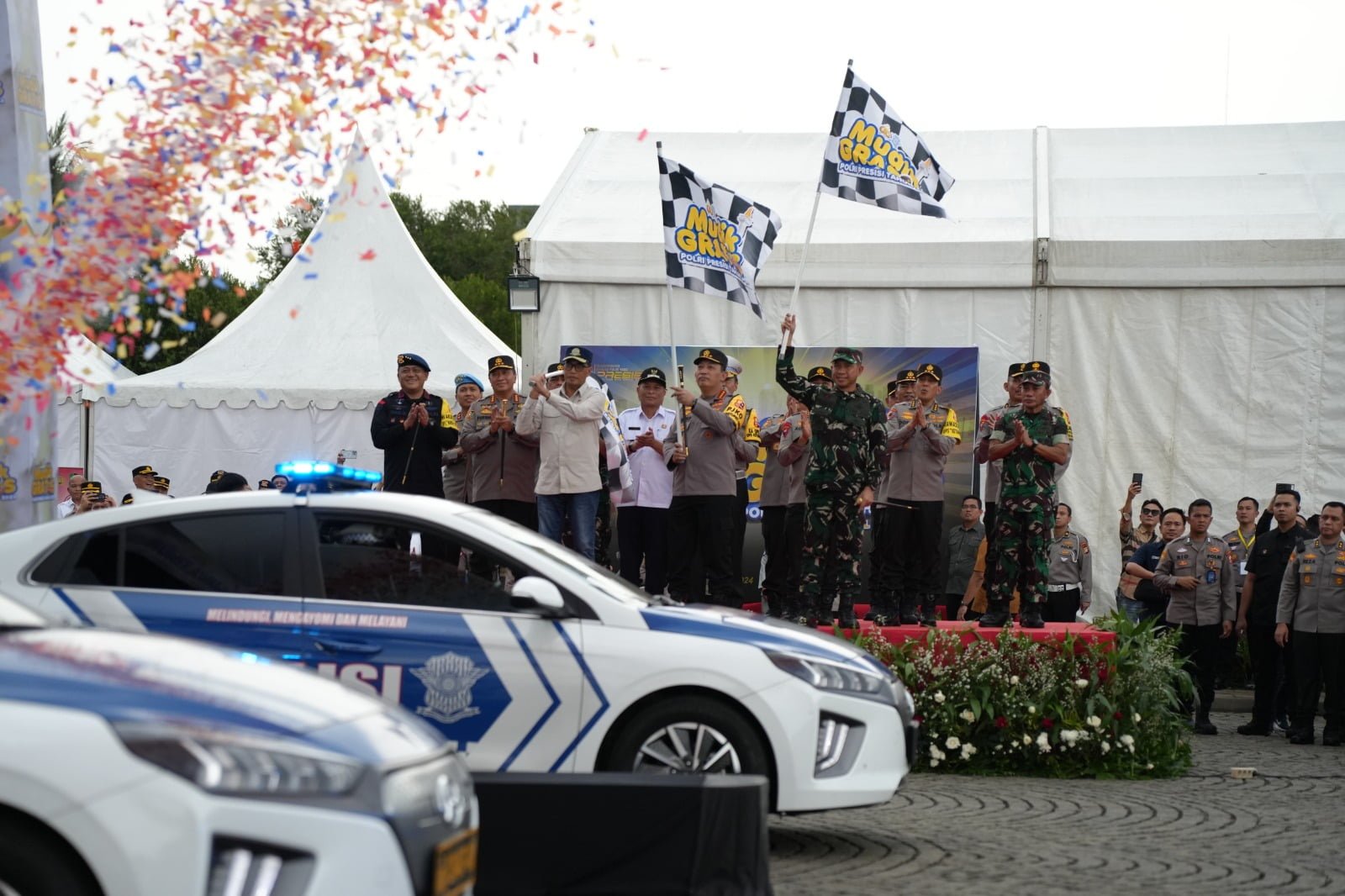 Kapolri Jenderal Listyo Sigit Prabowo melepas keberangkatan mudik gratis Polri Presisi tahun 2024 di Lapangan Monas, Jakarta Pusat, Sabtu (6/4/2024).