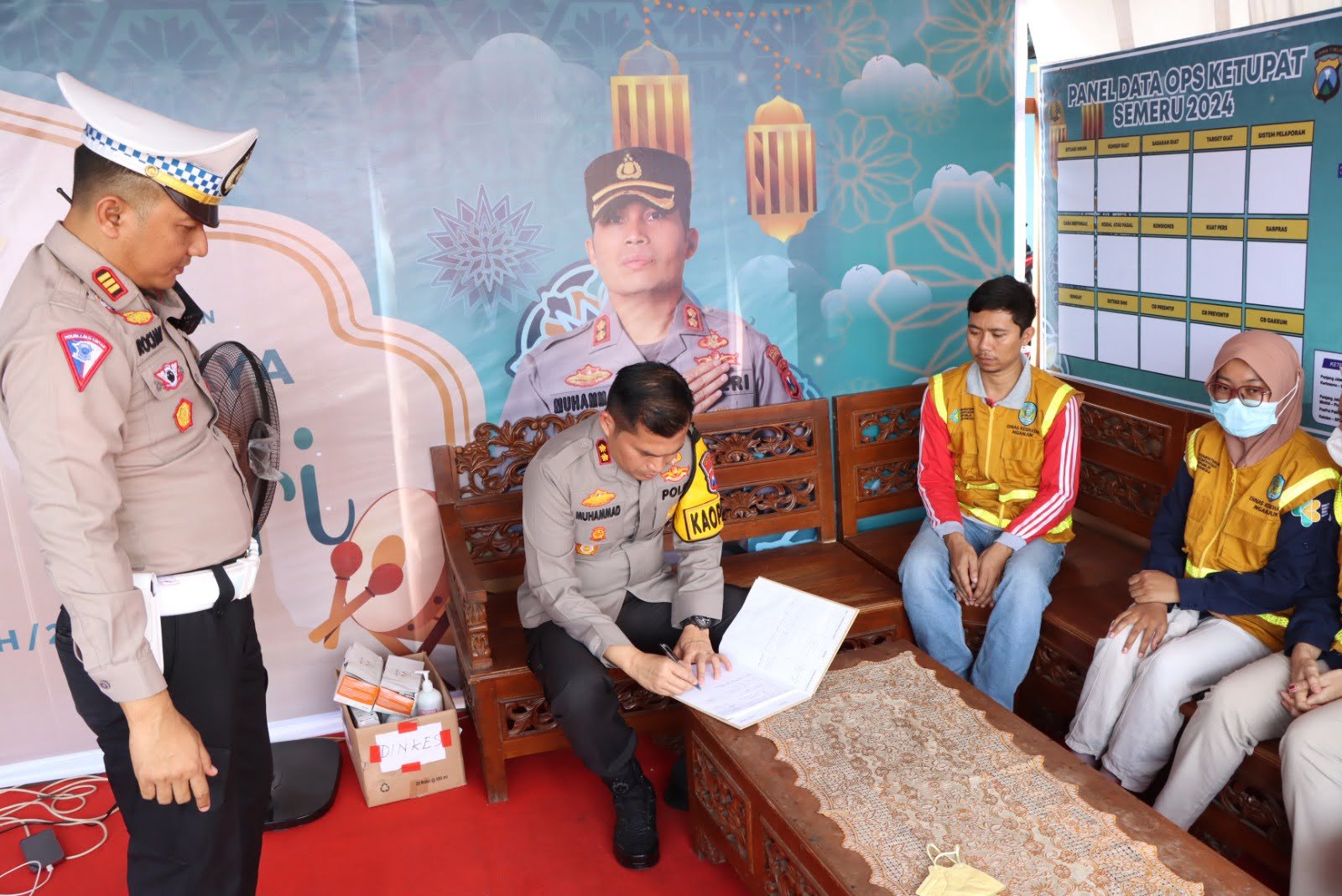 Kapolres Nganjuk AKBP Muhammad S.H.,S.I.K.,M.Si, selaku Kaopres didampingi Wakapolres Nganjuk dan Kasat Lantas melaksanakan pengecekan Pos Pengamanan (Pos Pam) dan Pos Pelayanan (Pos Yan) Operasi Ketupat Semeru 2024 guna memastikan semua dalam keadaan siap, Sabtu (06/04/2024).