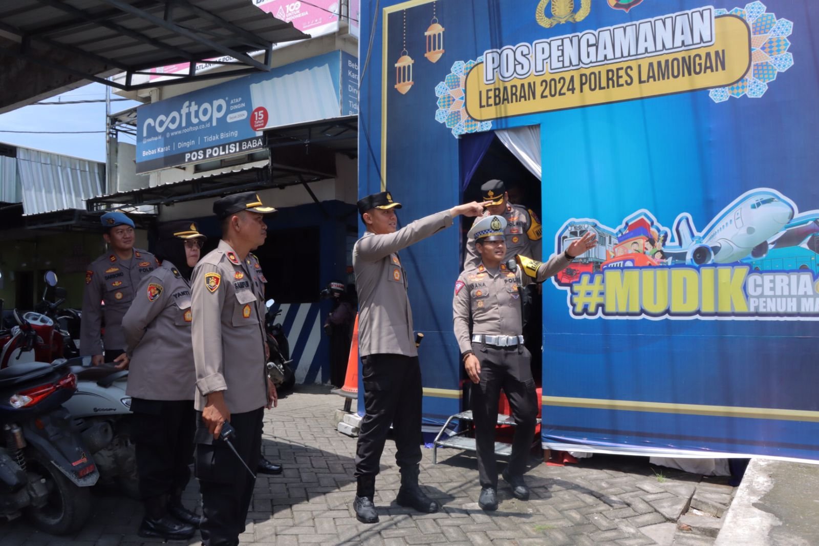 Kapolres Lamongan AKBP Bobby A. Condroputra, S.H., S.I.K., M.Si melaksanakan Pengecekan Pos PAM ( Pengamanan) dan Pos YAN (Pelayanan) Ops Ketupat Semeru 2024 di wilayah Kabupaten Lamongan.