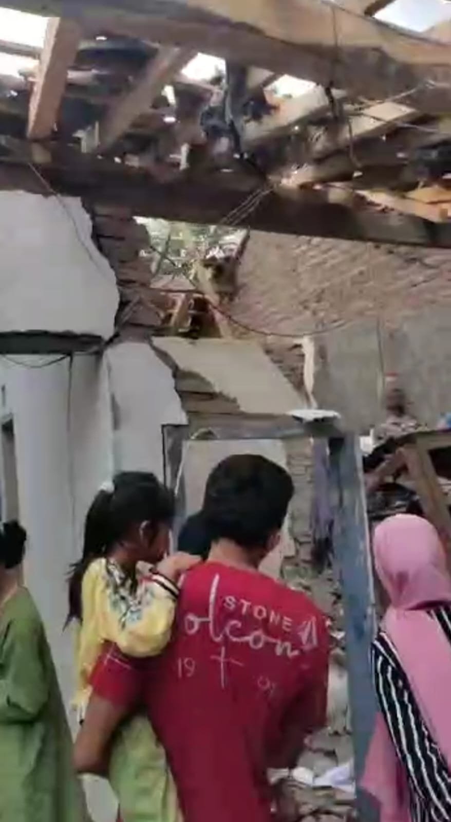 Ledakan keras disebut berasal dari petasan terjadi di Bondowoso. Beberapa orang disebut menjadi korban.