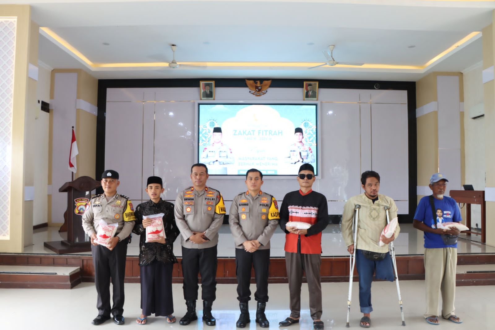 Kapolres Nganjuk AKBP Muhammad, S.H., S.I.K., M.Si., didamping Wakapolres Nganjuk dan Pejabat Utama (PJU) secara simbolis menyerahkan beras zakat fitrah kepada Bhabinkamtibmas jajaran serta kepada kaum disabilitas dan beberapa pondok pesantren di sekitar Polres Nganjuk, Senin (08/04/2024). 