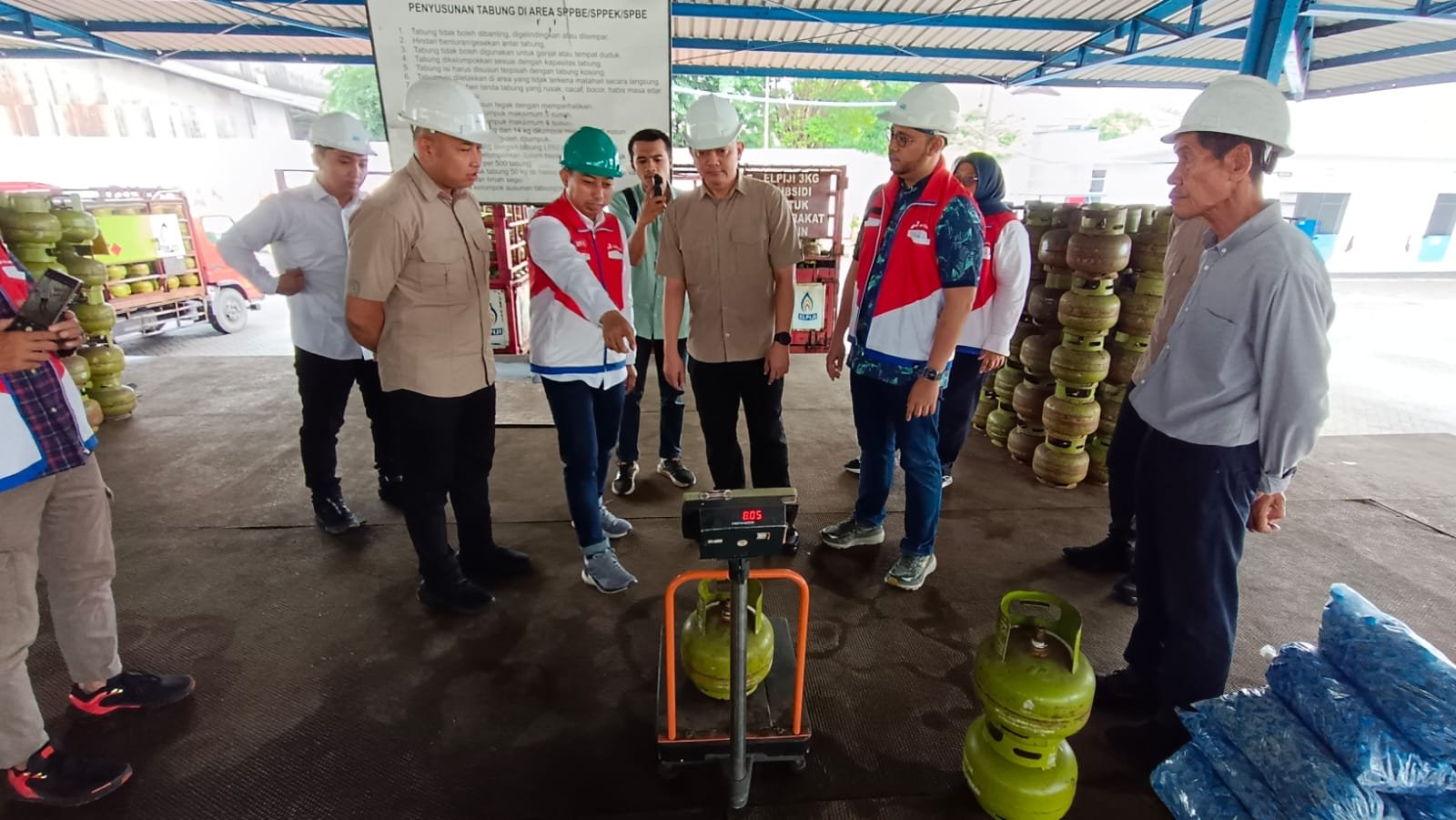 Subdit IV Tindak Pidana Tertentu (Tipidter) Direktorat Reserse Kriminal Khusus (Ditreskrimsus) Polda Jawa Timur, terus melakukan pengecekan di sejumlah SPBU dan SPBE di Jawa Timur, pada Senin (8/4/2024).