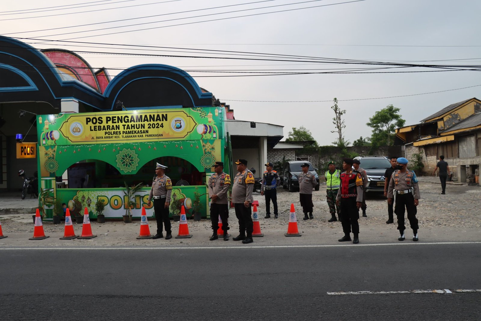 Operasi Ketupat Semeru 2024 Kapolres Pamekasan, AKBP Jazuli Dani Iriawan didampingi beberapa PJU Polres Pamekasan melakukan patroli di blackspot Jalan Raya Ambat Kabupaten Pamekasan.