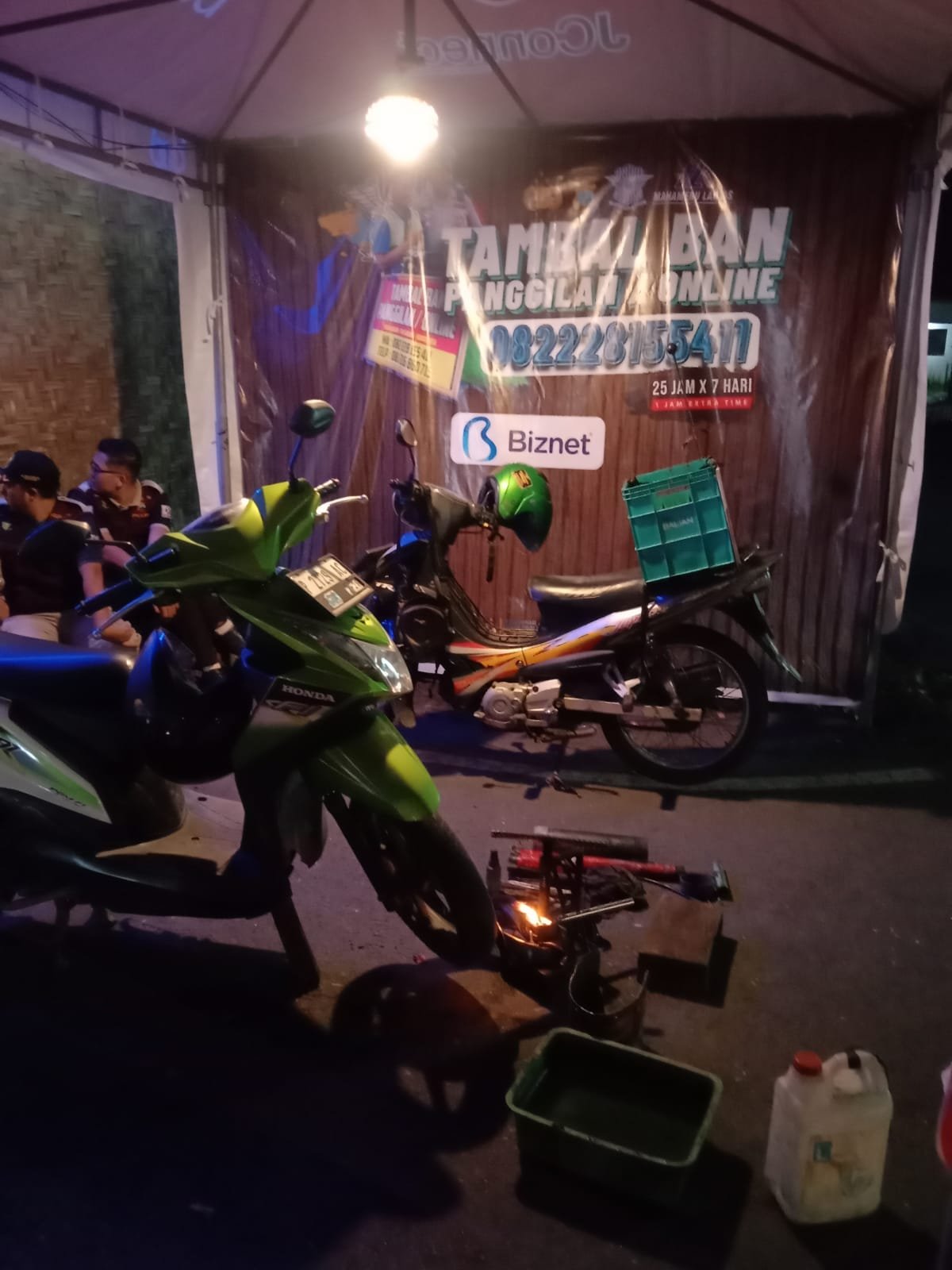 Hari raya Idul Fitri 1445 Hijriyah, Polres Bondowoso siapkan Pos Mudik bagi para warga. Bukan hanya tempat beristirahat, namun yang unik, petugas juga berikan layanan tambal ban yang buka 24 jam. Layanan ini gratis tanpa dipungut biaya apapun.
