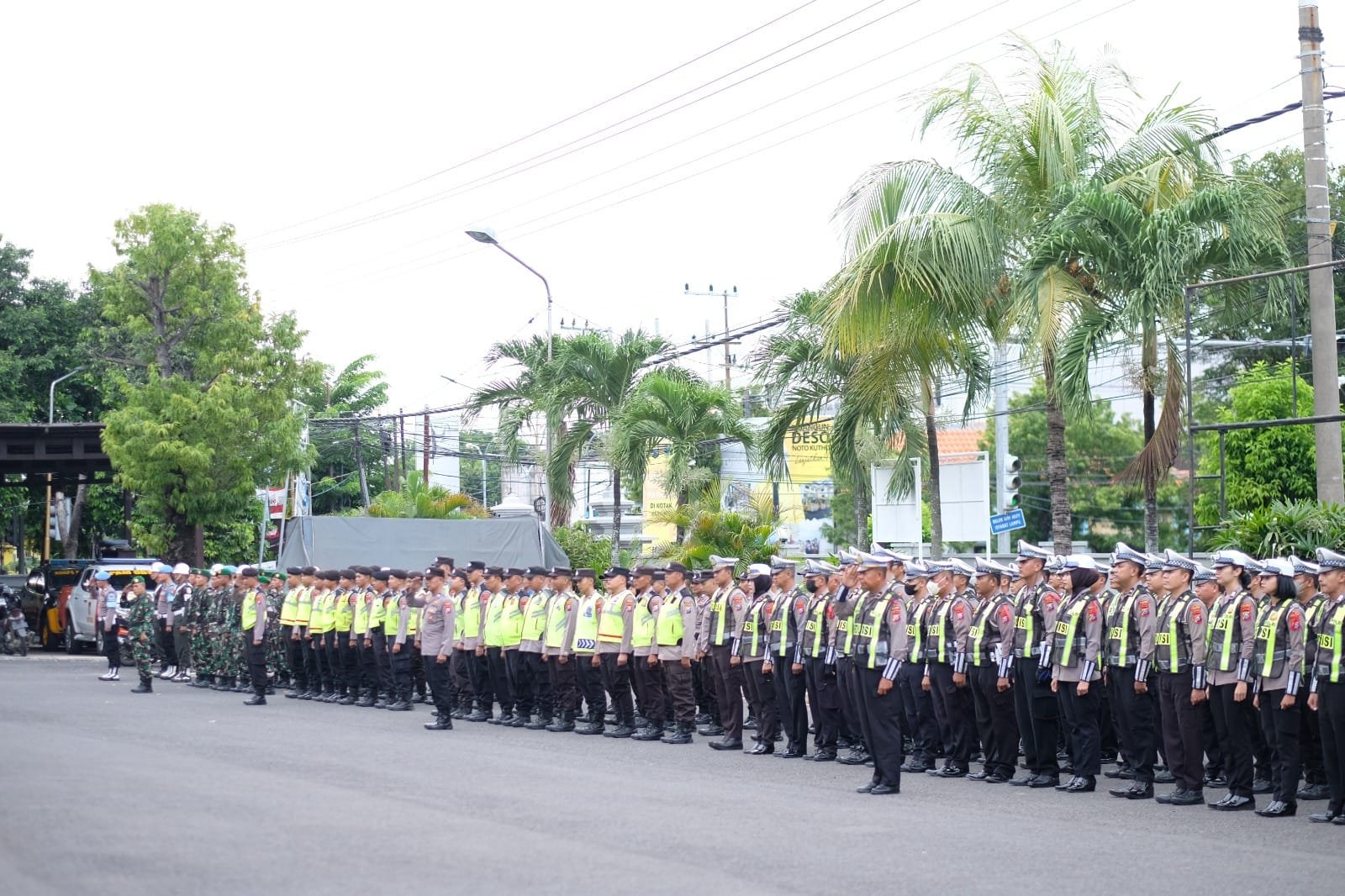 Polres Tuban mengimbau masyarakat agar tidak melaksanakan takbir keliling di jalan. Selanjutnya masyarakat disarankan untuk memakmurkan masjid maupun musholla di lingkungannya masing-masing saat malam takbiran.