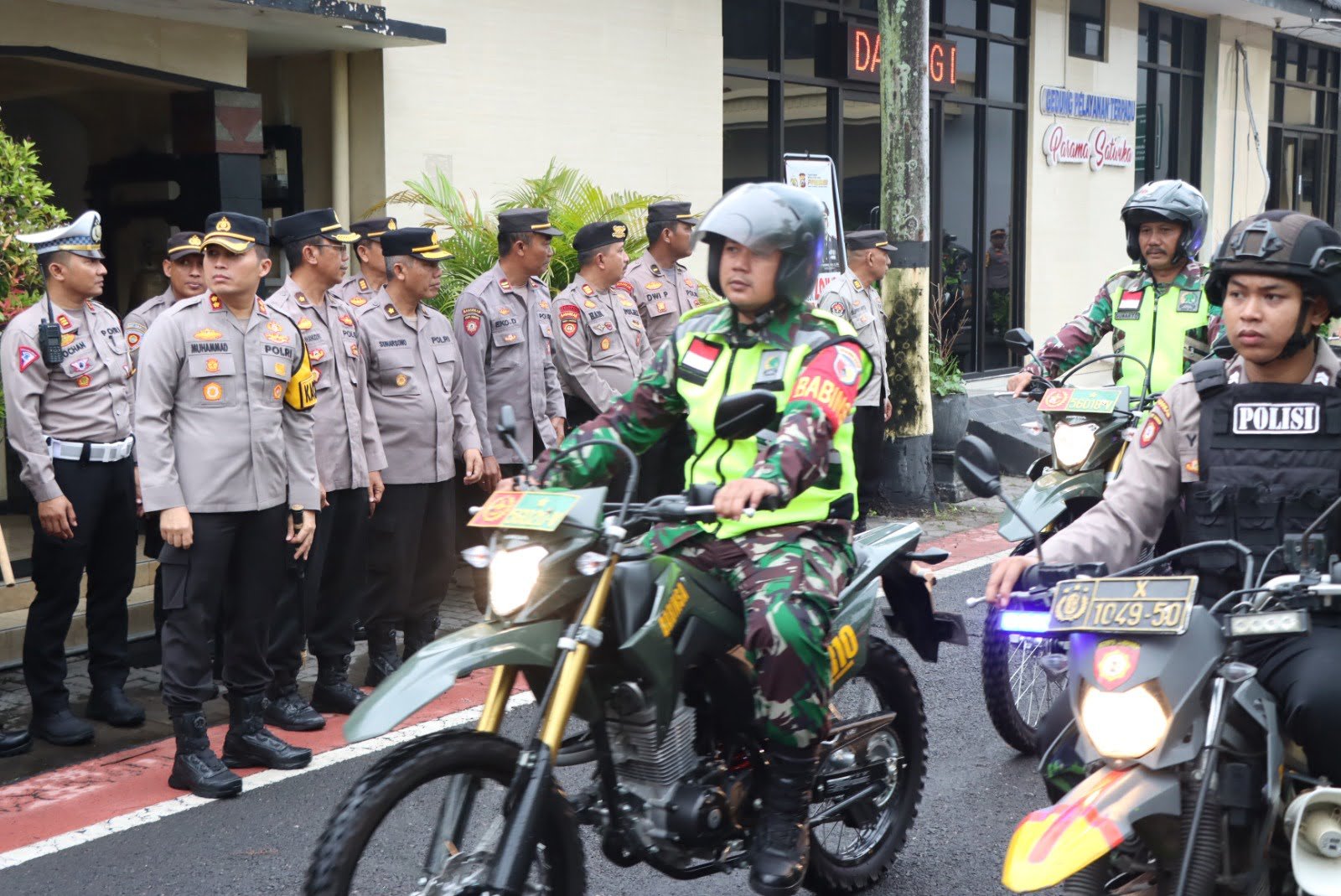 Kapolres Nganjuk AKBP Muhammad, S.H., S.I.K., M.Si., didamping Wakapolres dan Pejabat Utama (PJU) melepas tim patroli skala besar dalam rangka pengamanan kegiatan takbiran menjelang Idul Fitri 1445H/2024, Selasa (09/04/2024).