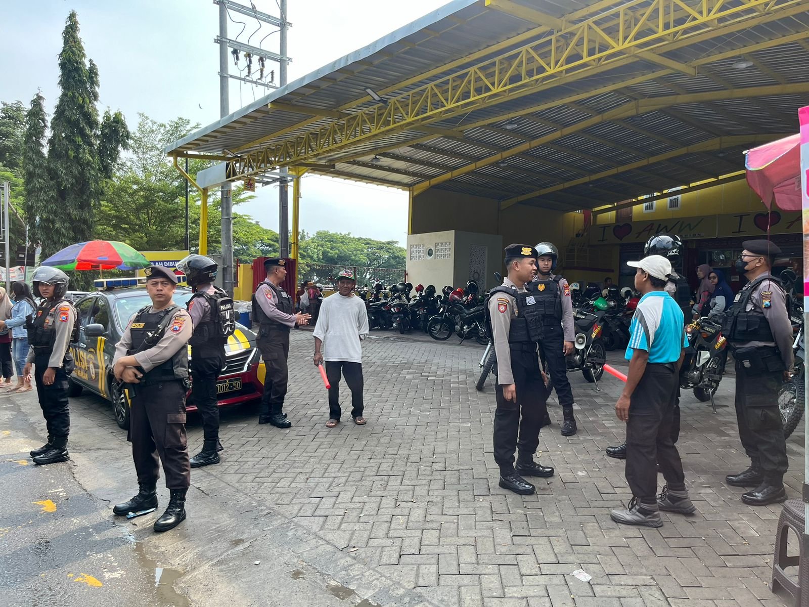 Kapolres Nganjuk AKBP Muhammad, S.H., S.I.K., M.Si., menerjunkan tim Preventif Perintis Presisi yang diawaki Satuan samapta Polres Nganjuk dalam rangka menghadapi mobilitas masyarakat yang semakin tinggi menjelang hari raya Idul Fitri, Selasa(09/04/2024). 
