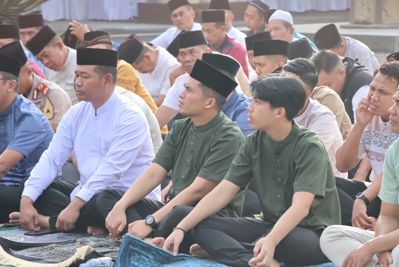 Kapolres Nganjuk AKBP Muhammad, S.H., S.I.K., M.Si., bersama Wakapolres, Pejabat Utama (PJU), Bhayangkari serta keluarga besar Polres Nganjuk menggelar Shalat Idul Fitri 1 Syawal 1445 H/2024. Rabu (10/04/2024).
