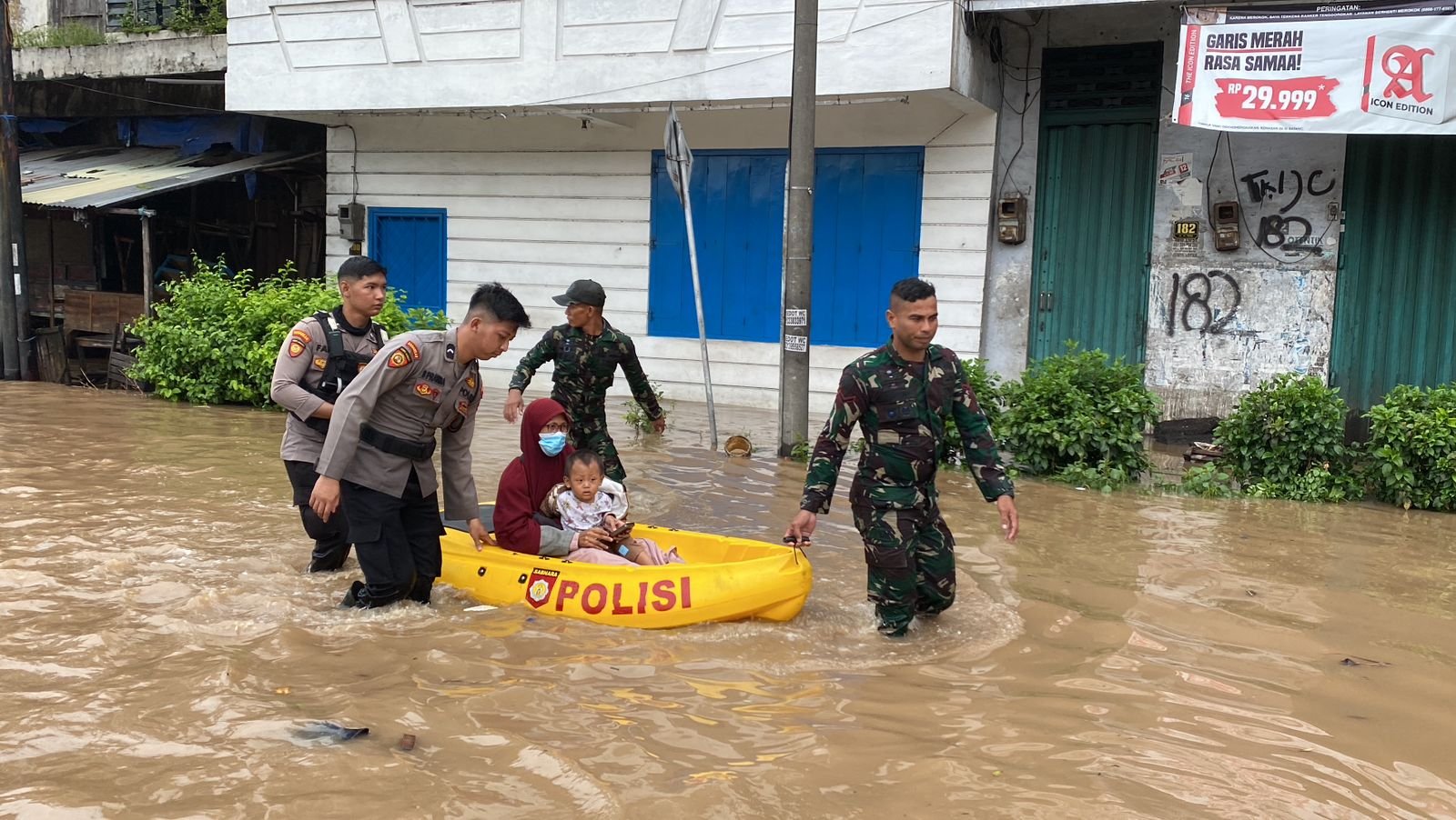 TNI, Polri dan Pemerintah Kota Pasuruan terjun langsung dengan sigap dan tanggap dalam menangani bencana banjir yang melanda di wilayah Kota Pasuruan. Selasa (9/4/2024). 