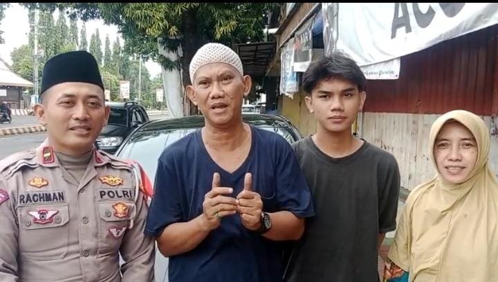 Ban Mobilnya Bocor di Situbondo Pemudik Asal Mojokerto Apresiasi Kesigapan Polisi Bantu Tangani