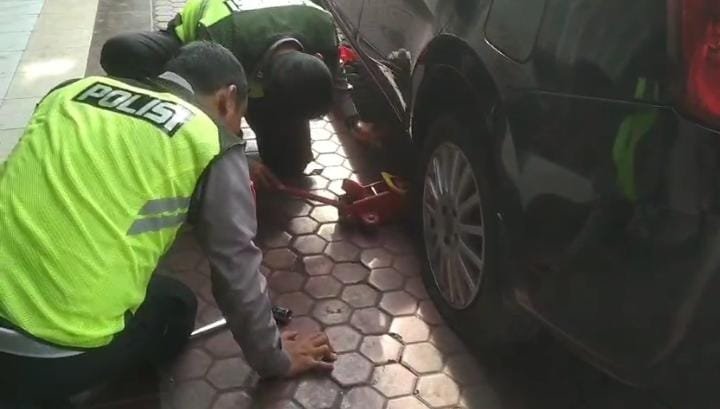 Sebuah mobil Datsun Go B 2791 KFD milik pemudik mengalami bocor ban diwilayah Kota Situbondo tepatnya di Jalan Ahmad Yani, Rabu (10/4/2024)