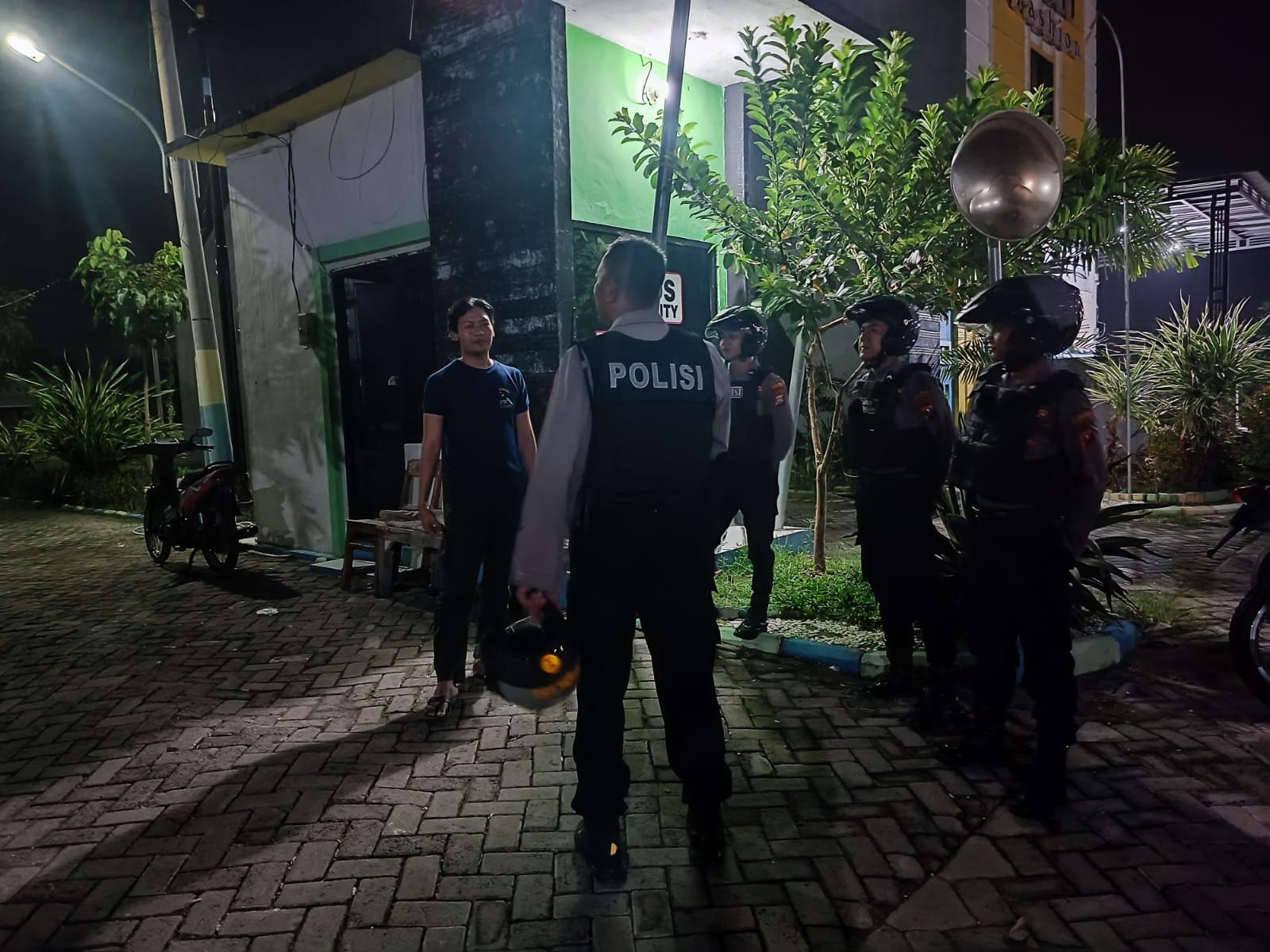 Personel Sat Samapta Polres Lamongan selaku Satgas Preventif Ops Ketupat Semeru 2024 menggelar patroli di area kompleks perumahan yang banyak ditinggalkan penghuninya untuk mudik.
