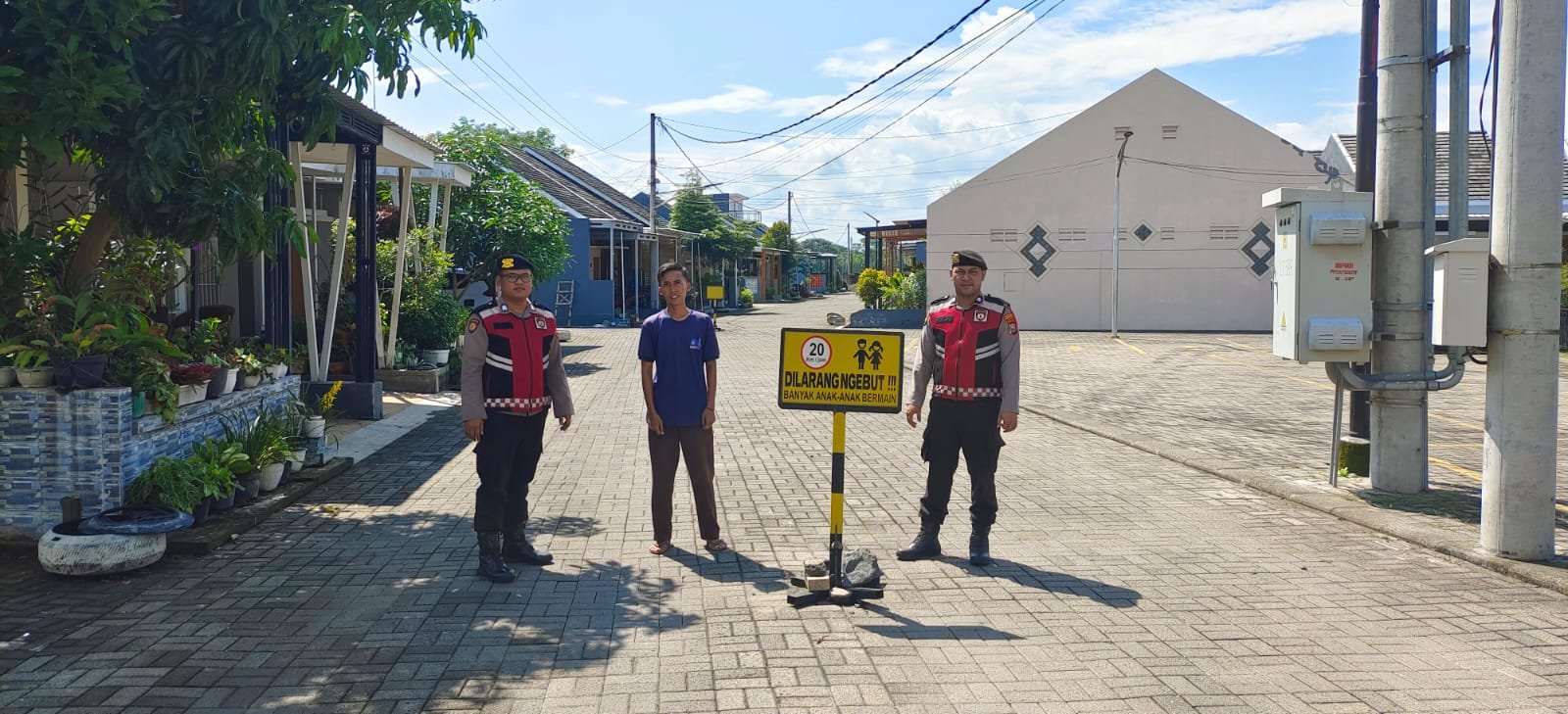 Guna menjaga situasi kamtibmas yang kondusif selama masa mudik lebaran, Polres Bondowoso, Polda Jatim, melaksanakan patroli di Pemukiman Warga. <yoastmark class=