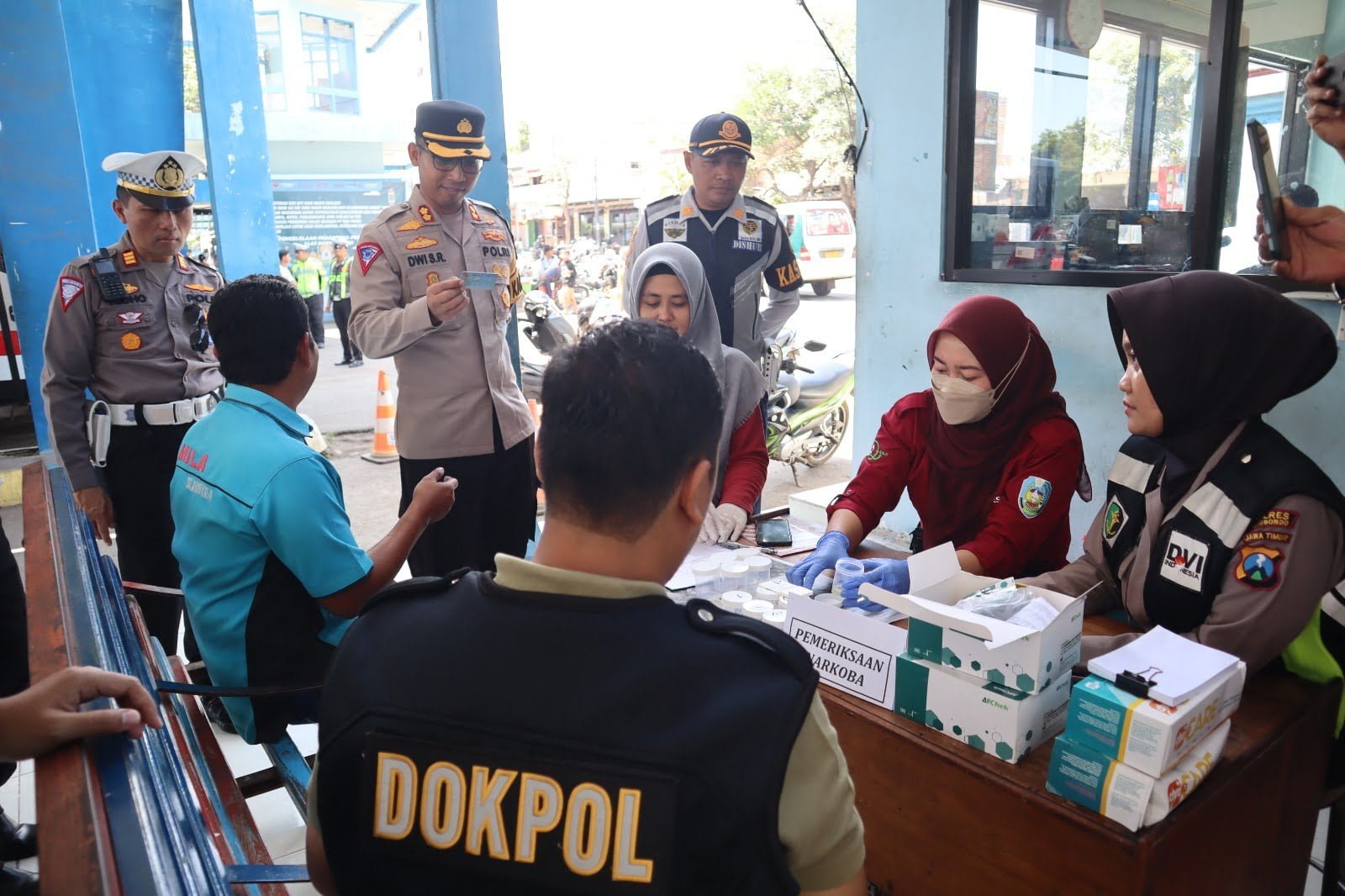 Polres Situbondo Polda Jatim melakukan test urine bagi para sopir angkutan umum yang beroperasi sebagai angkutan lebaran 2024. Pemeriksanaan dilakukan di Terminal Situbondo pada Minggu (14/4/2024)