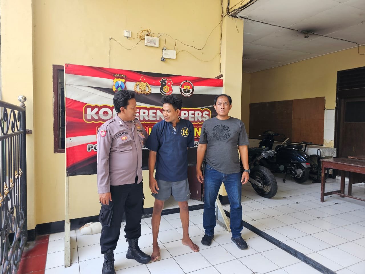 Polisi akhirnya menangkap seorang pencuri spesialis kotak amal berusia (47 tahun) inisial SHI yang beraksi di depan pintu masuk Rusun Jalan Tanah Merah 1B/7 Surabaya, pada Sabtu (13/4/2024) sekitar pukul 01.30 Wib.