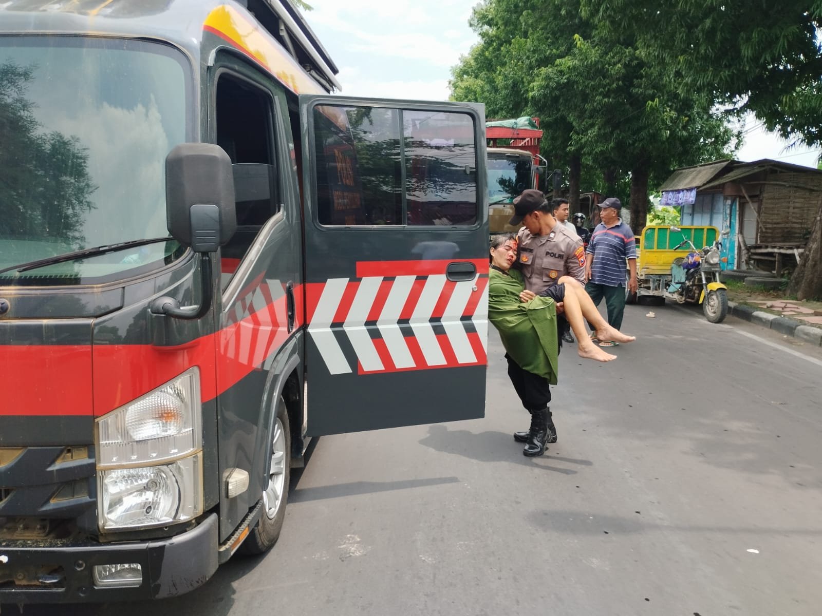 Peka terhadap suatu kejadian, merupakan hal yang penting dimiliki oleh personel Polri, seperti yang dilakukan oleh personel Polres Mojokerto dari Satuan Pembinaan Masyarakat (Sat Binmas) Aiptu Siswantoro bersama Aipda Dwi Wahyudi dan Bripda A. Ghozi Al Akhmar.